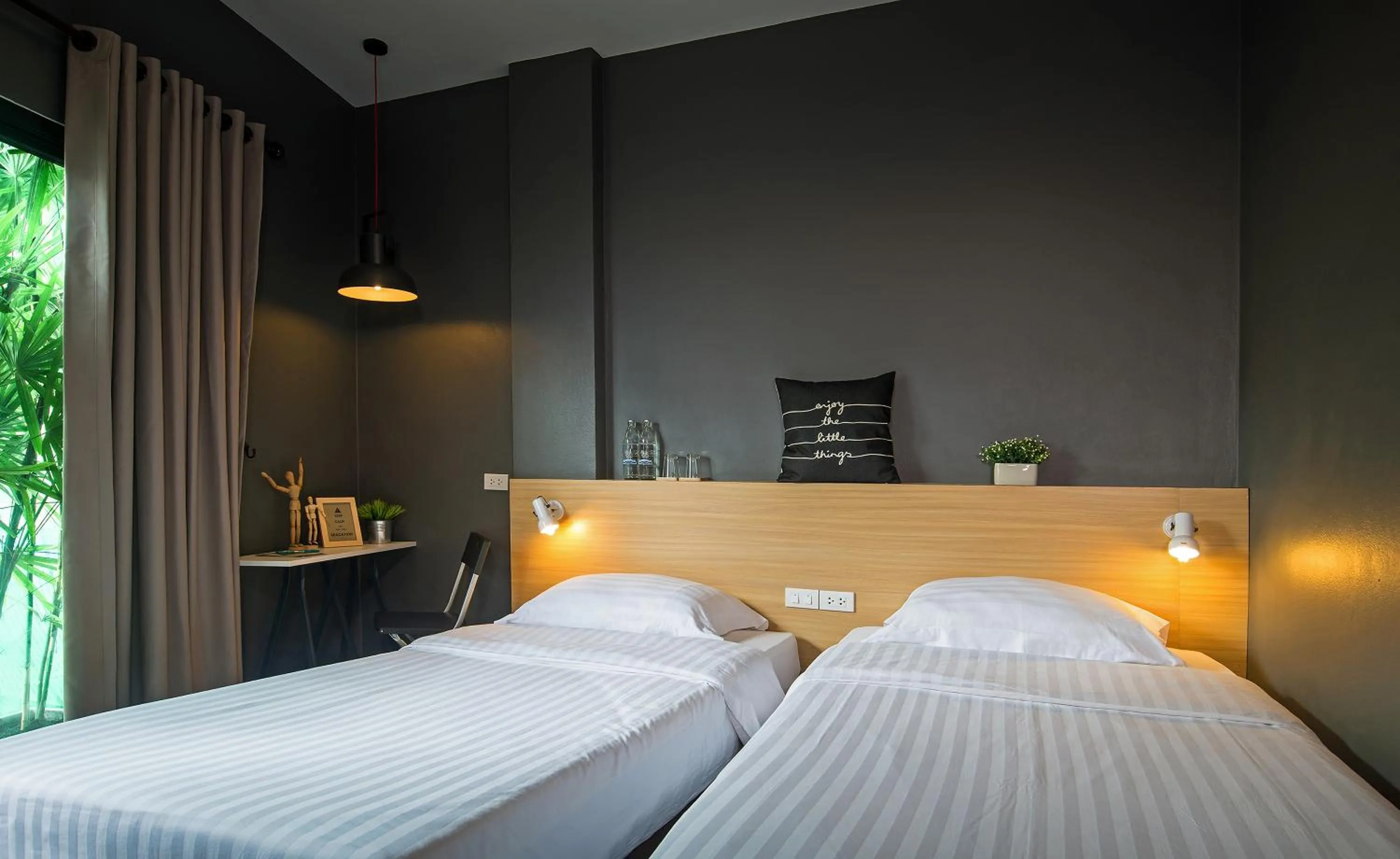 Photo of the whole room, Bed in Srisuksant Square