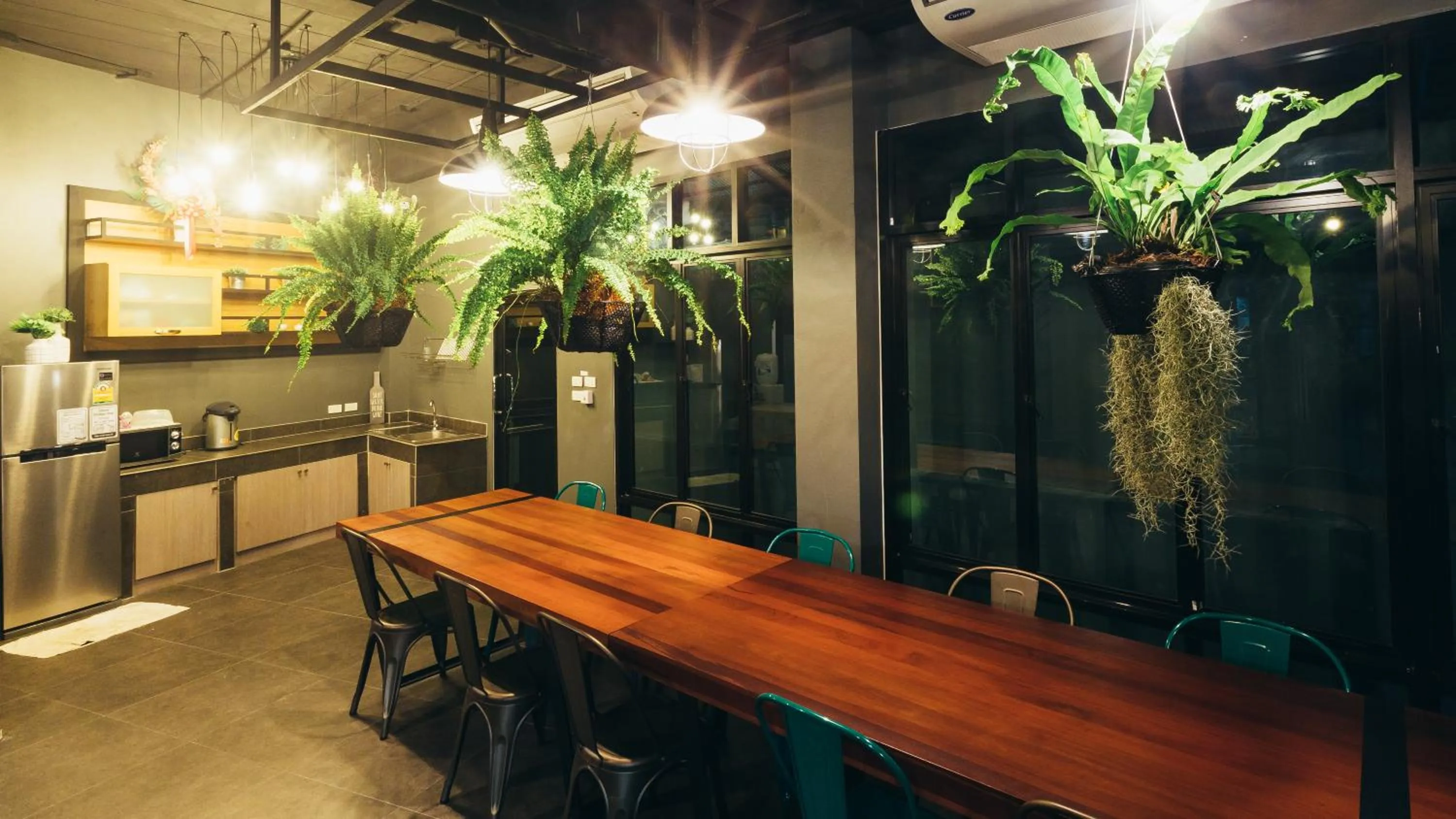 Restaurant/places to eat in Srisuksant Square