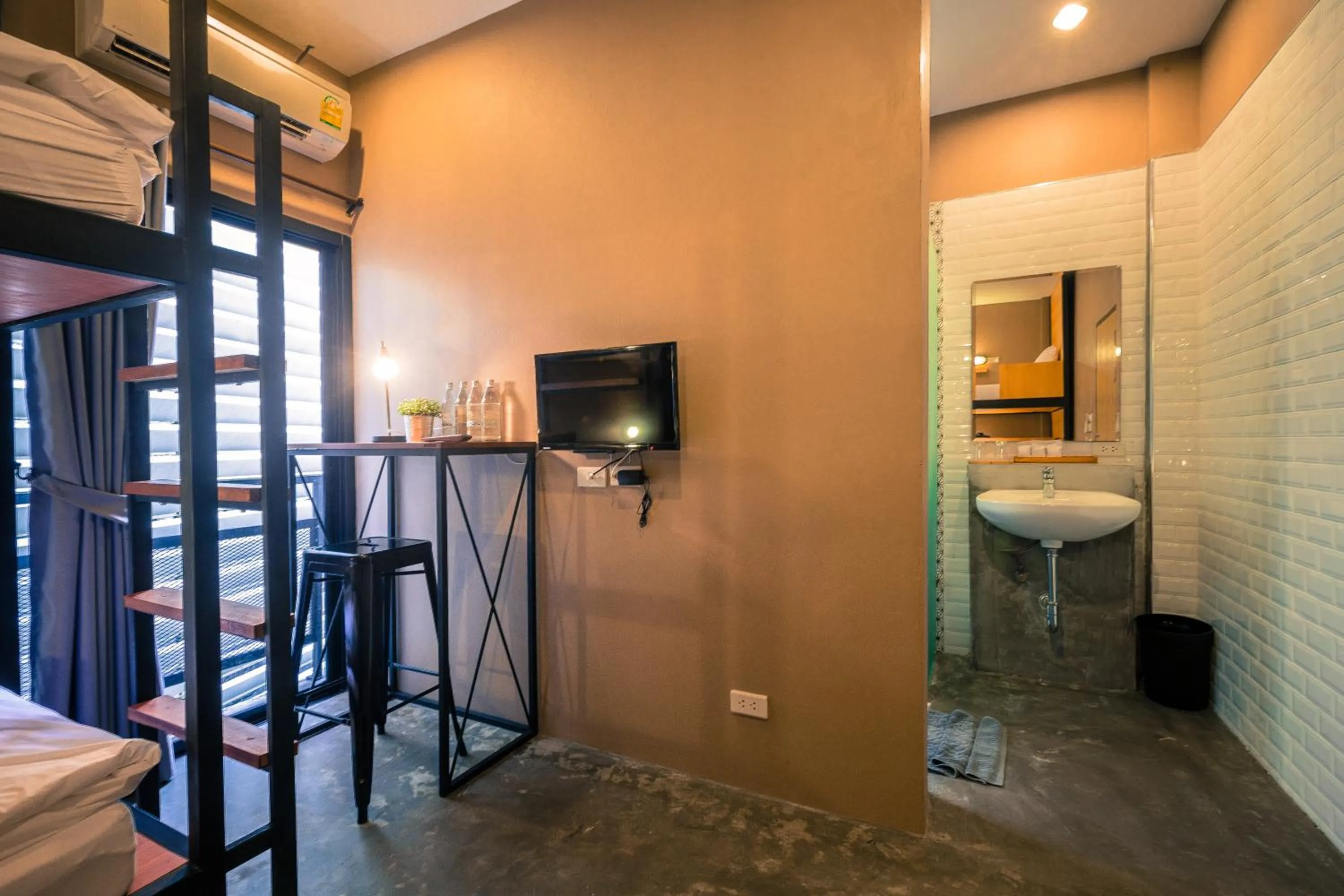 Shower, Bed in Srisuksant Square