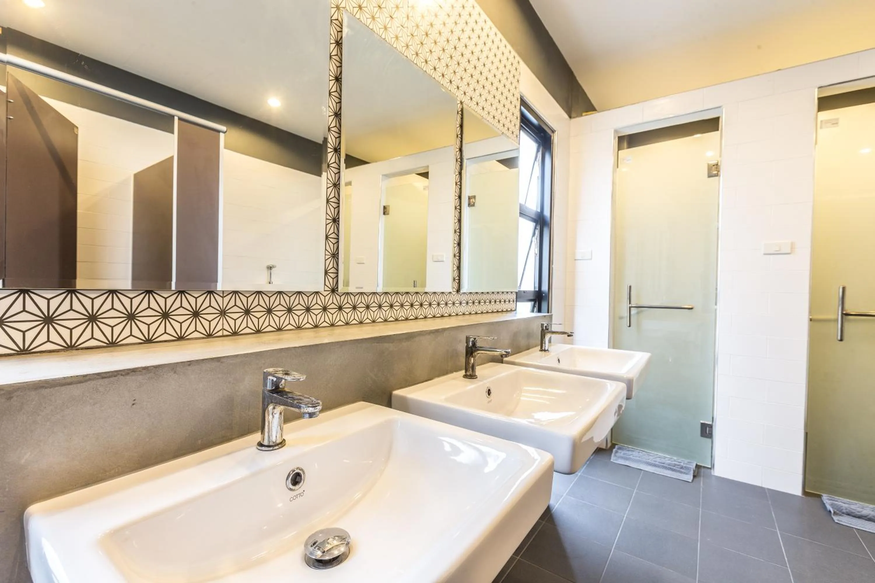 Shower in Srisuksant Square