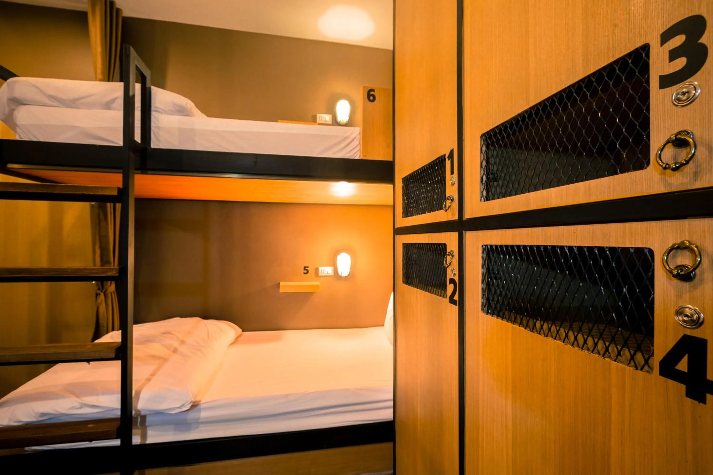 bunk bed, Bed in Srisuksant Square