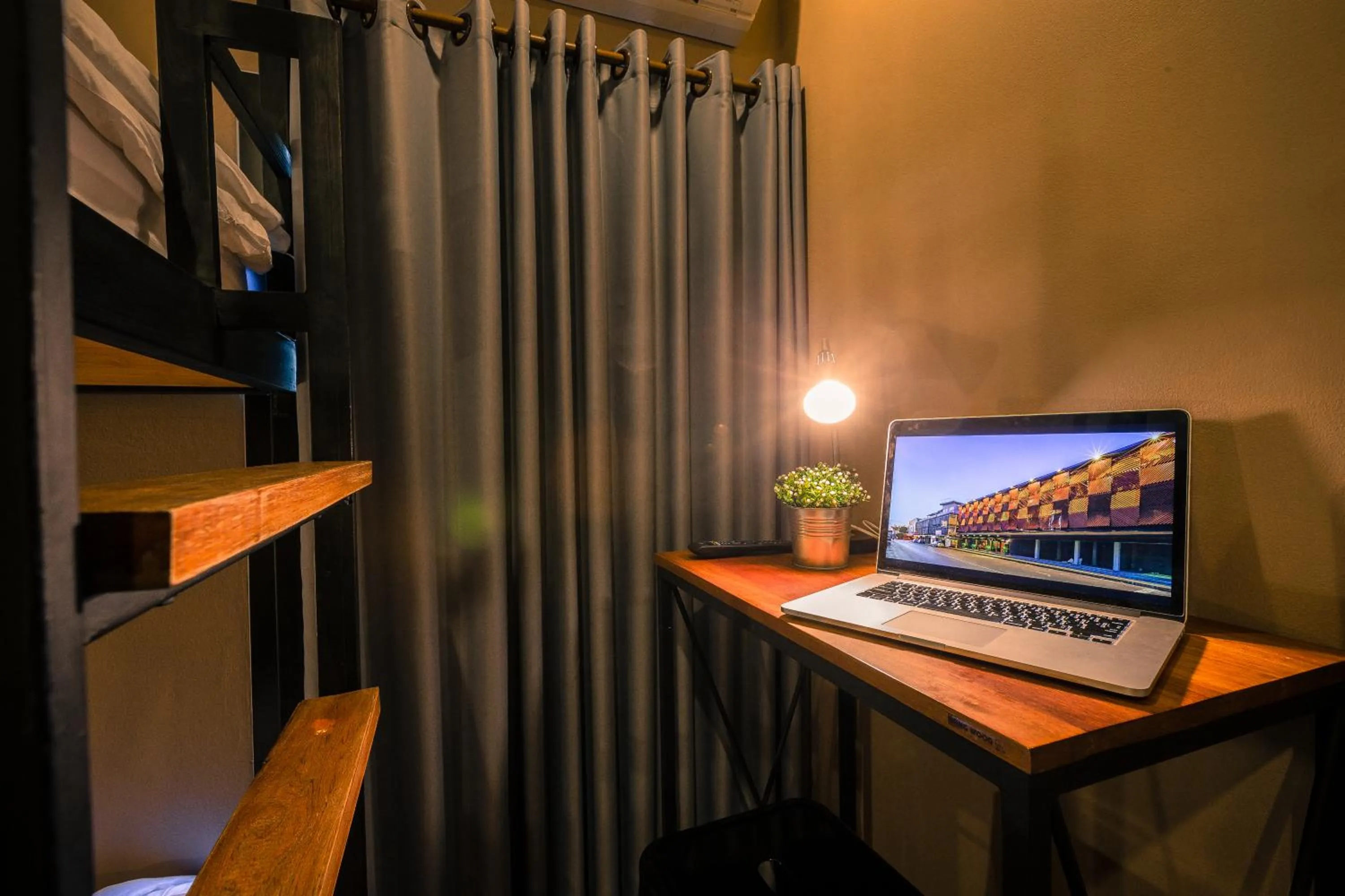 Photo of the whole room in Srisuksant Square