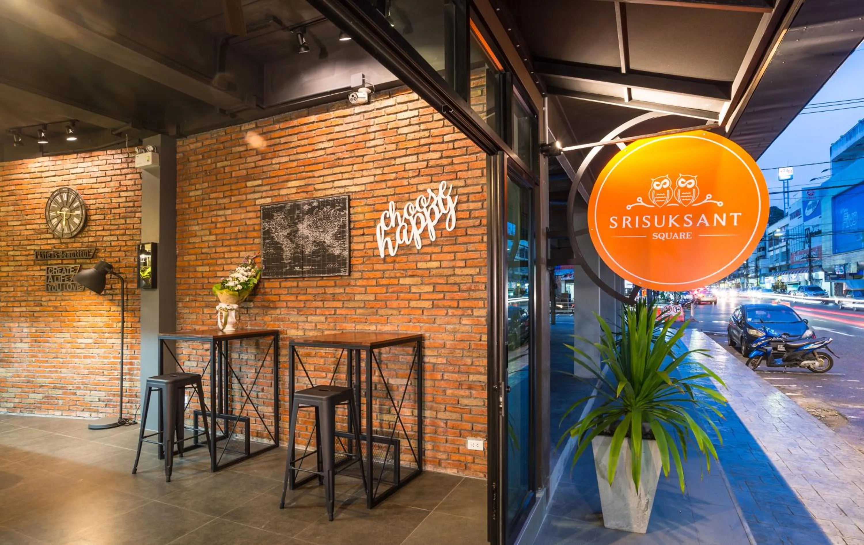 Facade/entrance in Srisuksant Square