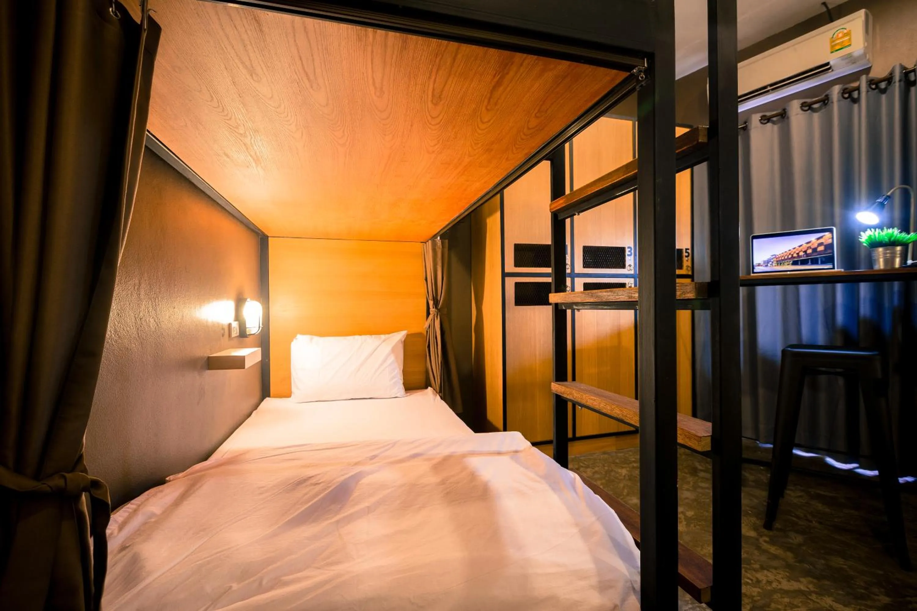 bunk bed, Bed in Srisuksant Square