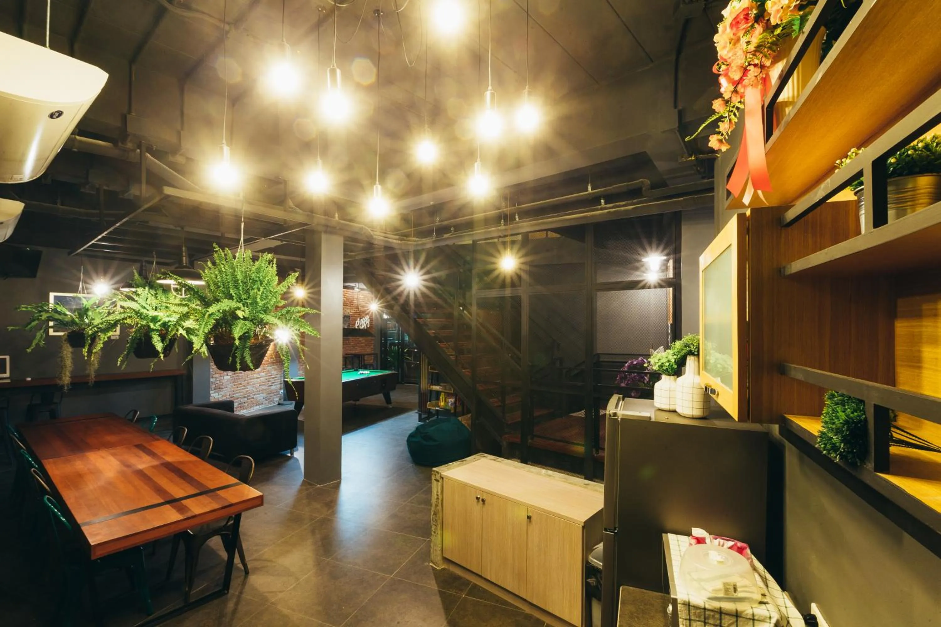 Restaurant/places to eat in Srisuksant Square