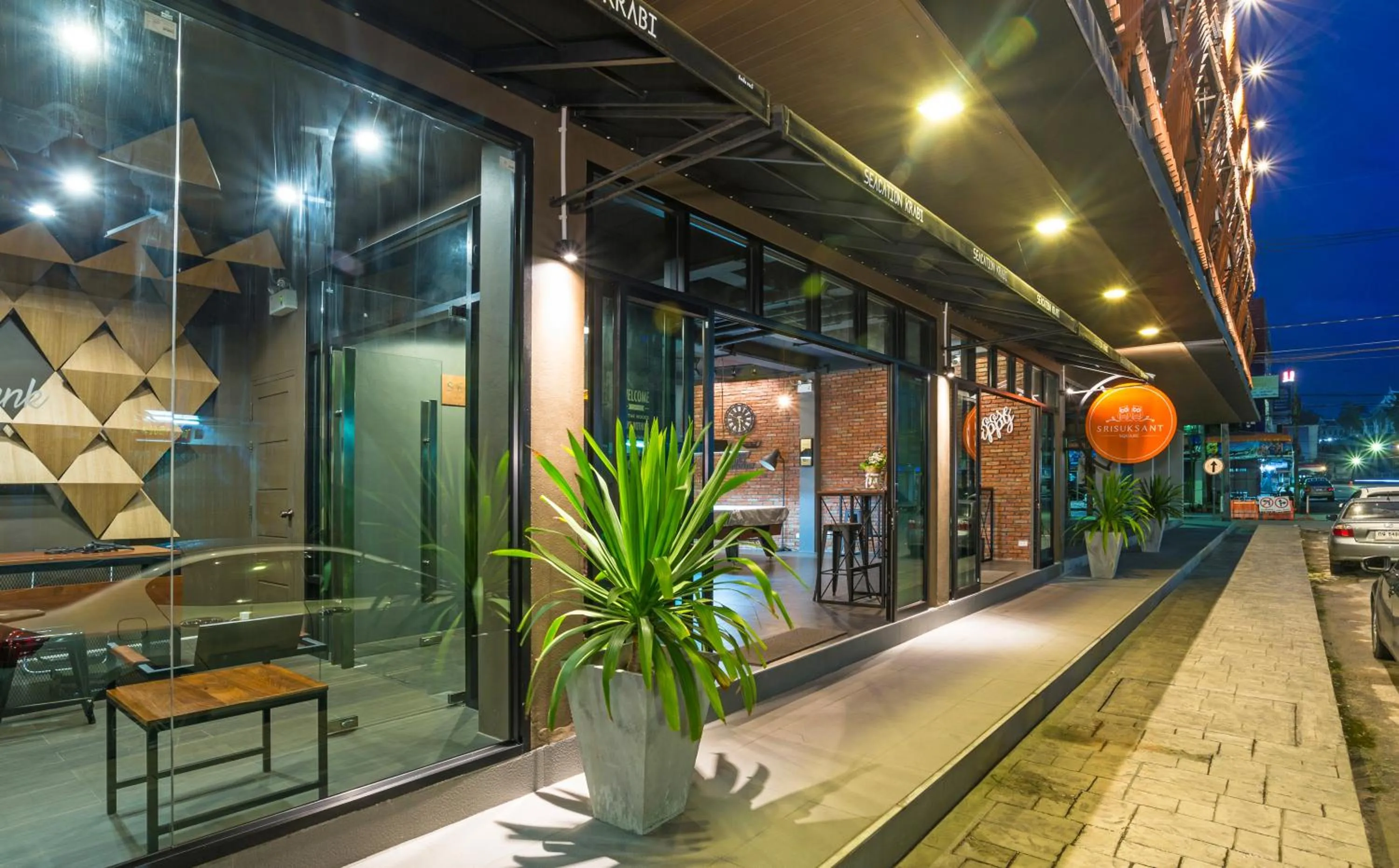 Facade/entrance in Srisuksant Square