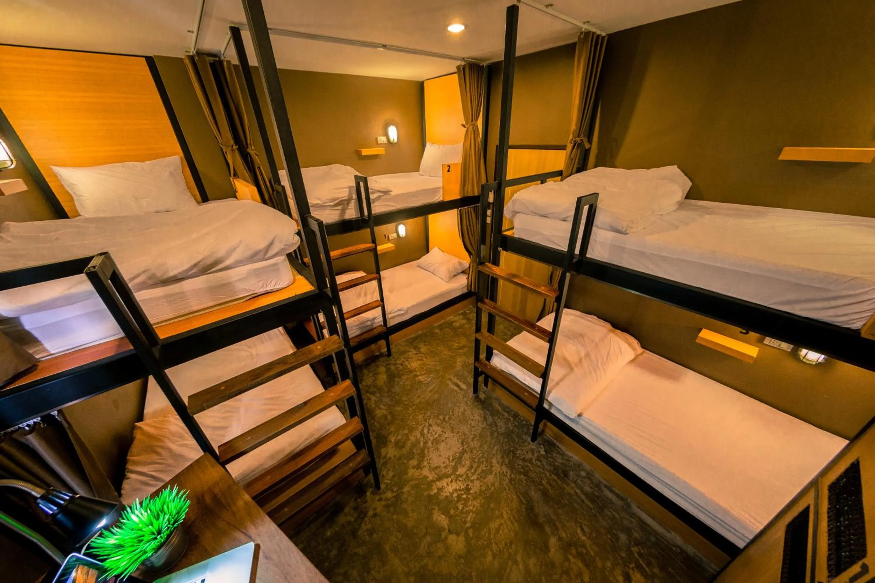 bunk bed, Bed in Srisuksant Square