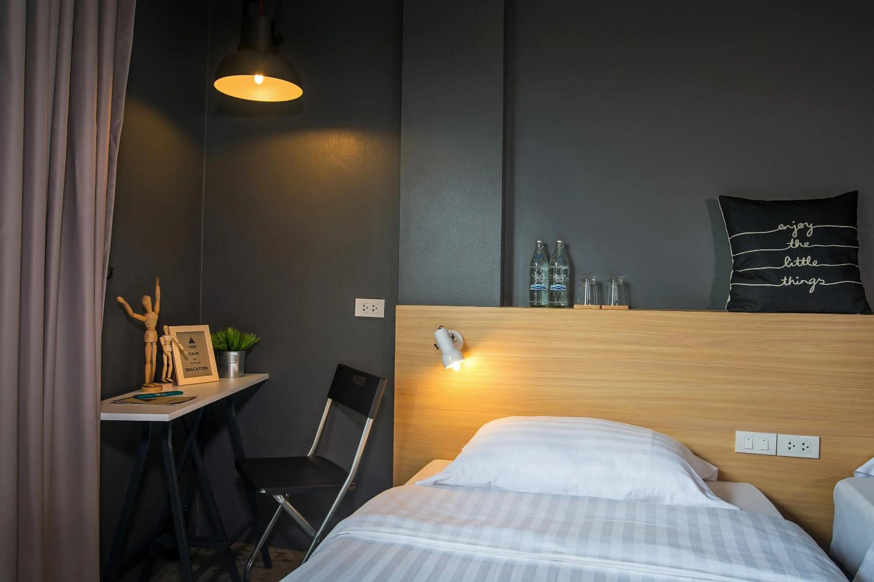 Photo of the whole room, Bed in Srisuksant Square