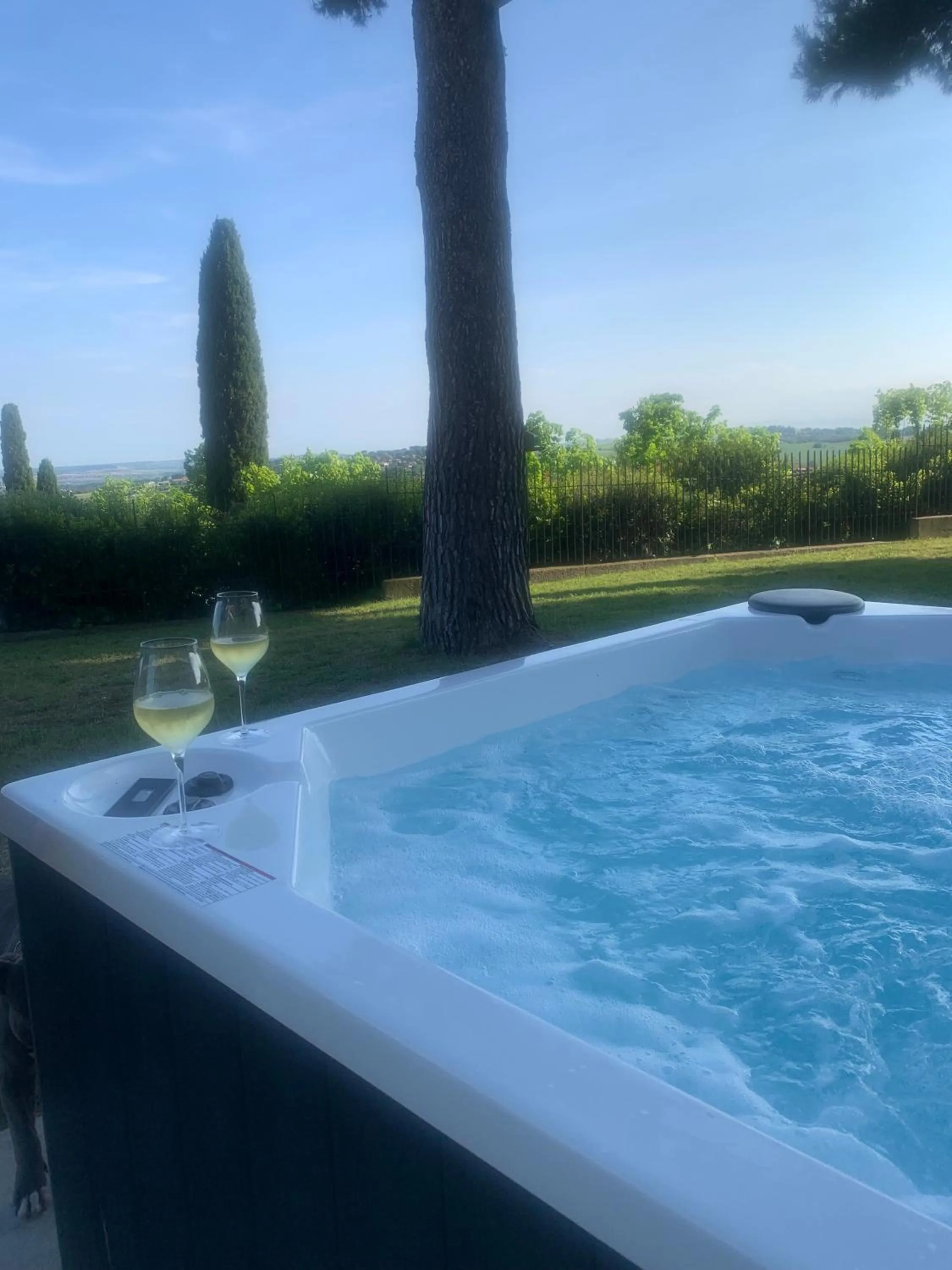 Hot Tub in Tra gli Alberi e il Mare