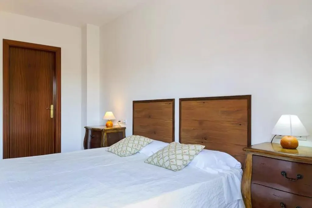 Photo of the whole room, Bed in Ca la Gloria