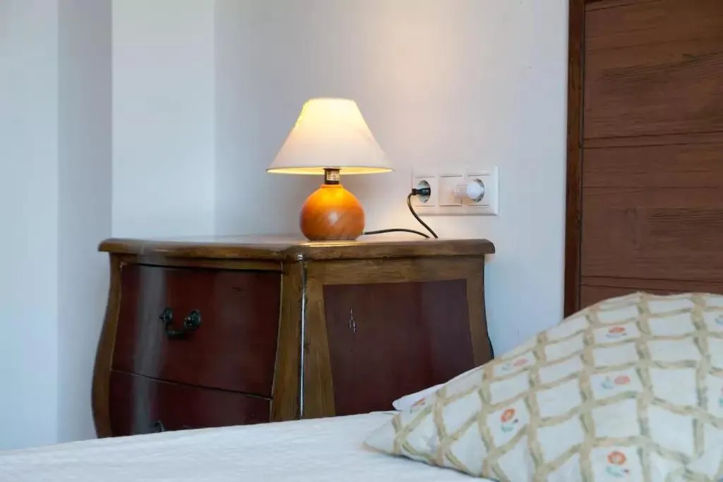 Photo of the whole room, Bed in Ca la Gloria