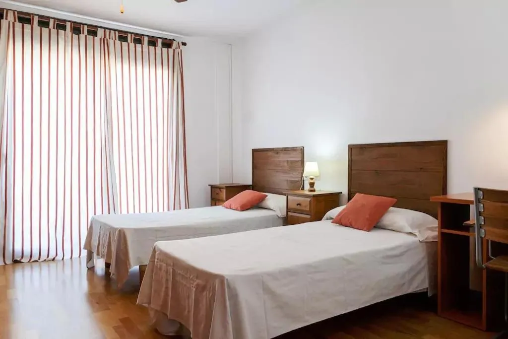 Photo of the whole room, Bed in Ca la Gloria