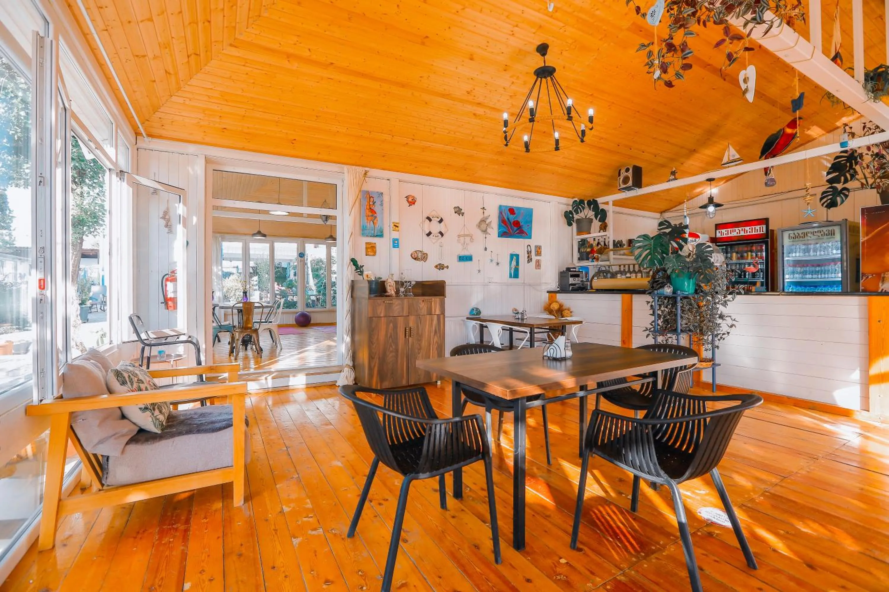 Restaurant/places to eat in Laguna Beach Club Bazaleti Lake