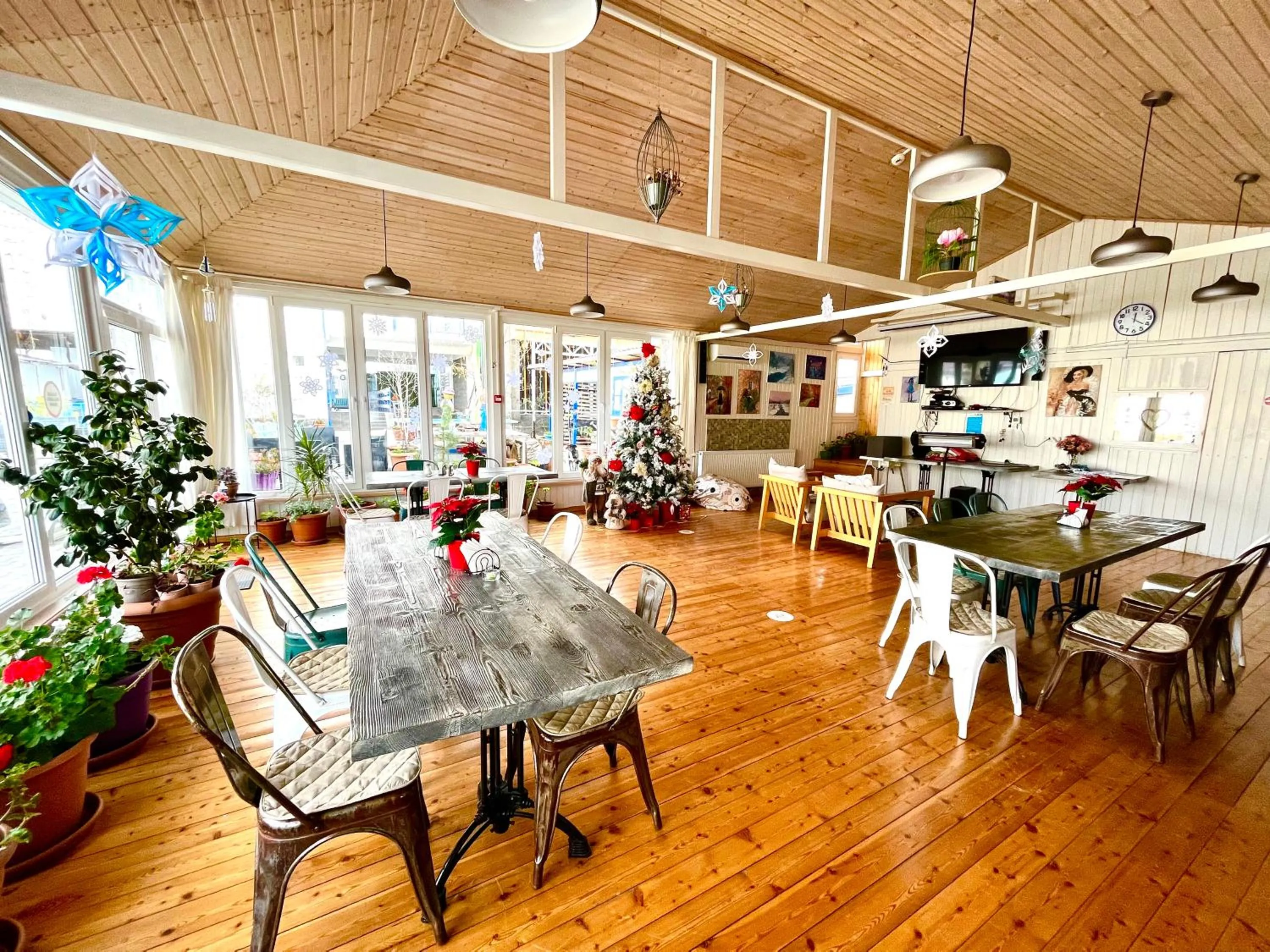 Restaurant/places to eat in Laguna Beach Club Bazaleti Lake