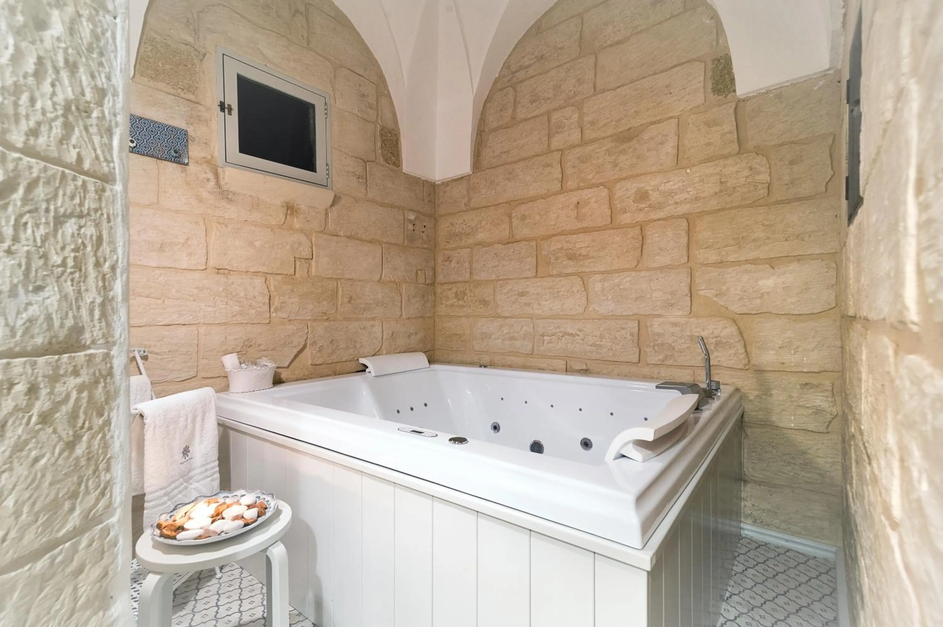 Hot Tub in Palazzo Mandurino luxury relais