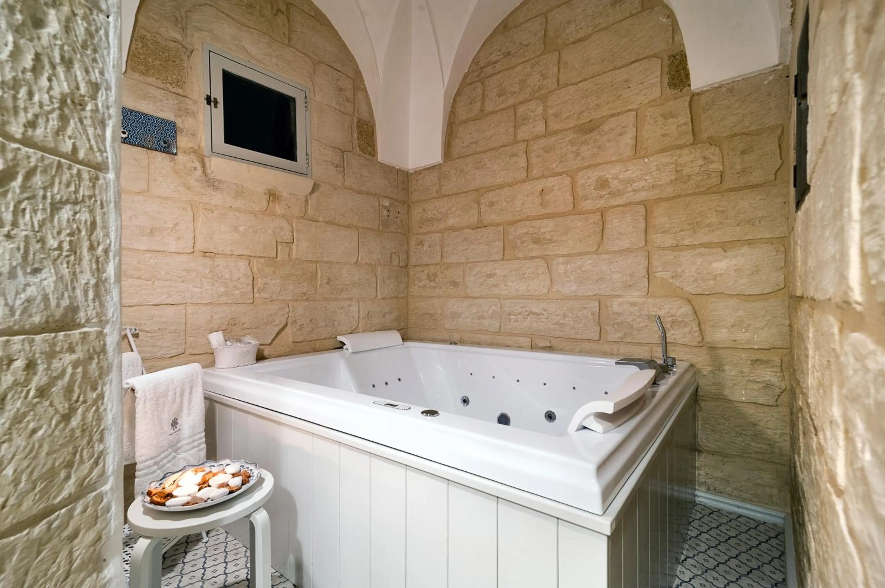 Hot Tub in Palazzo Mandurino luxury relais