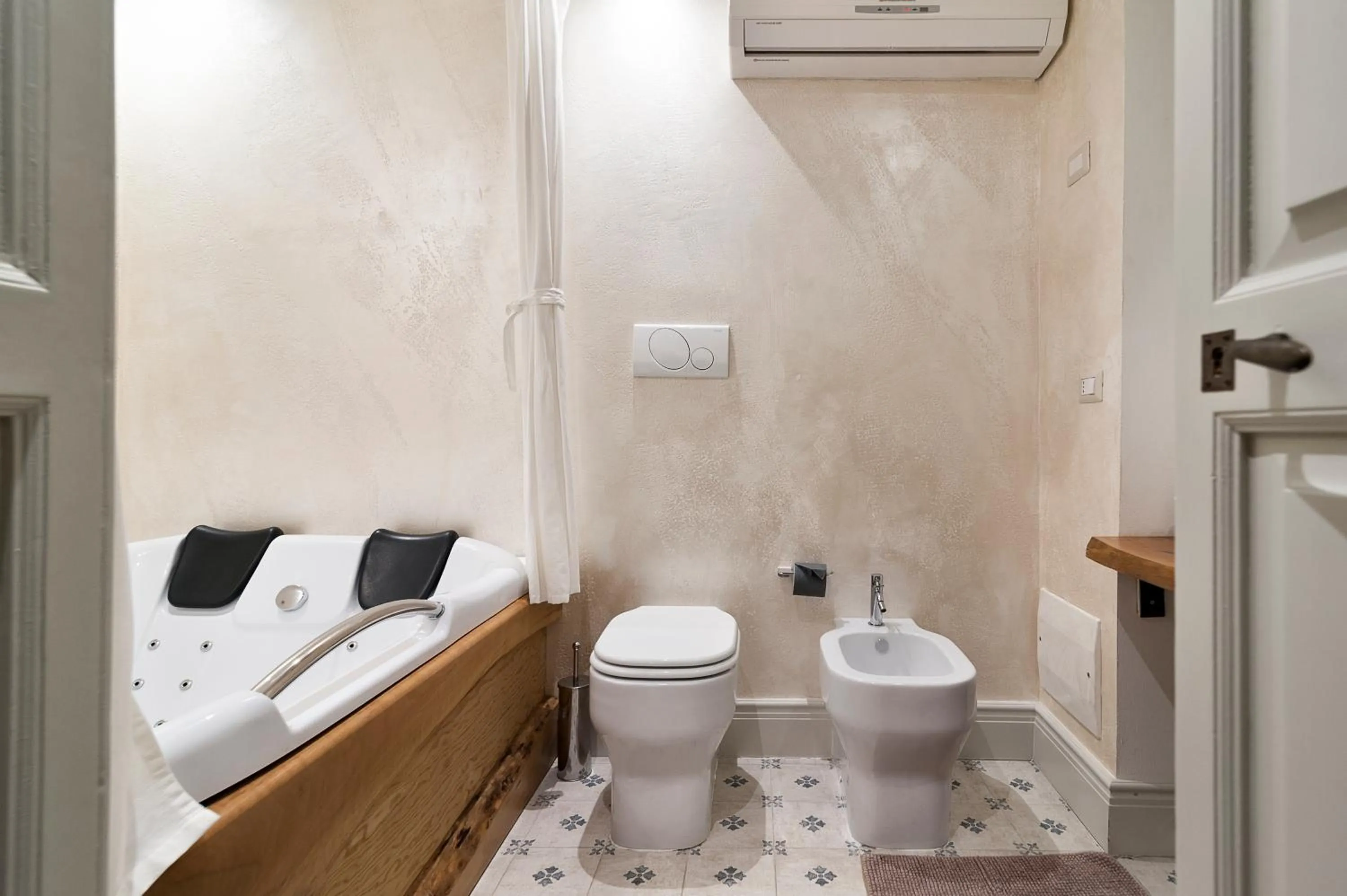 Toilet, Bed in Palazzo Mandurino luxury relais