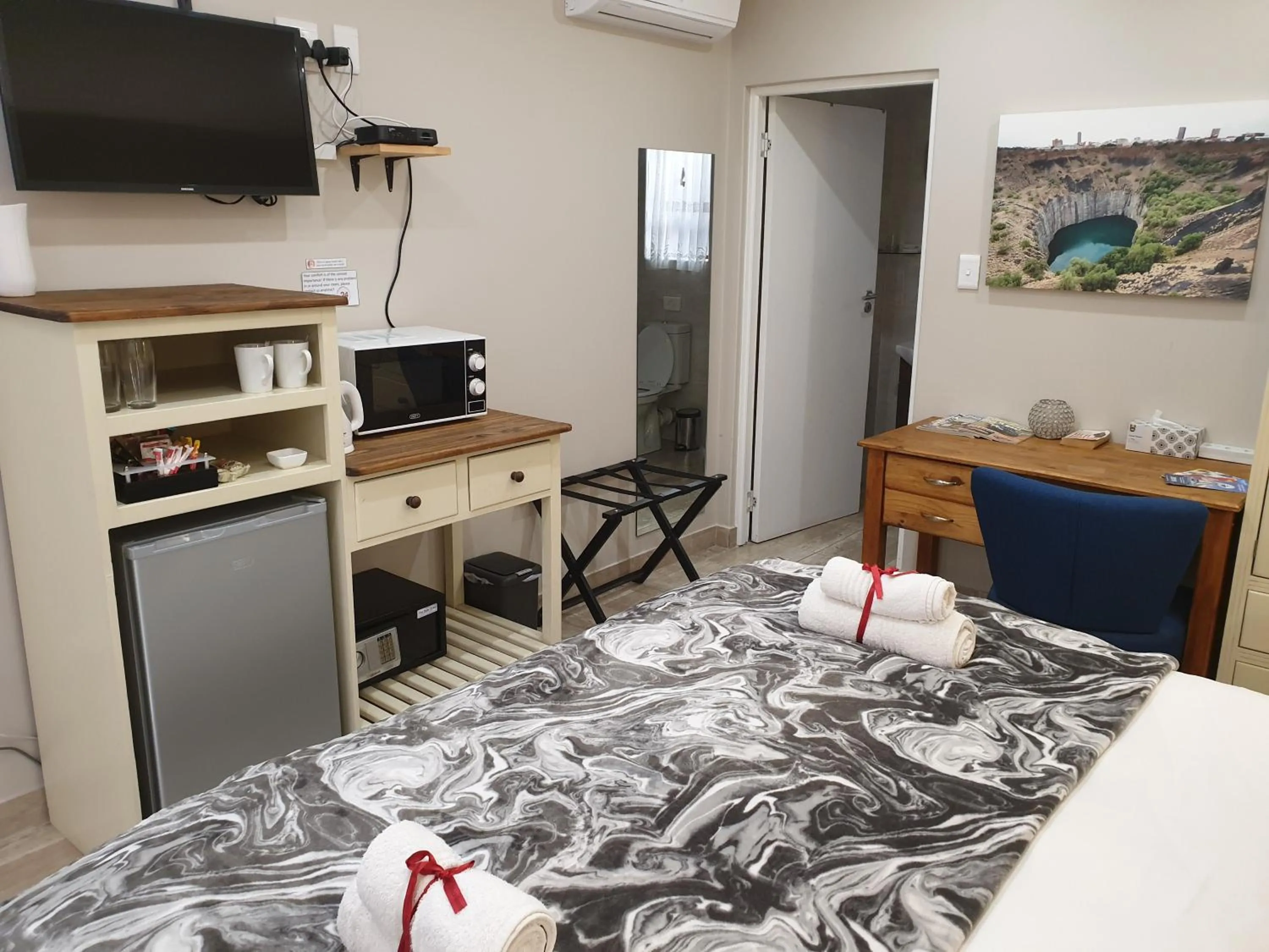 TV and multimedia, Bed in Dilisca Guesthouse