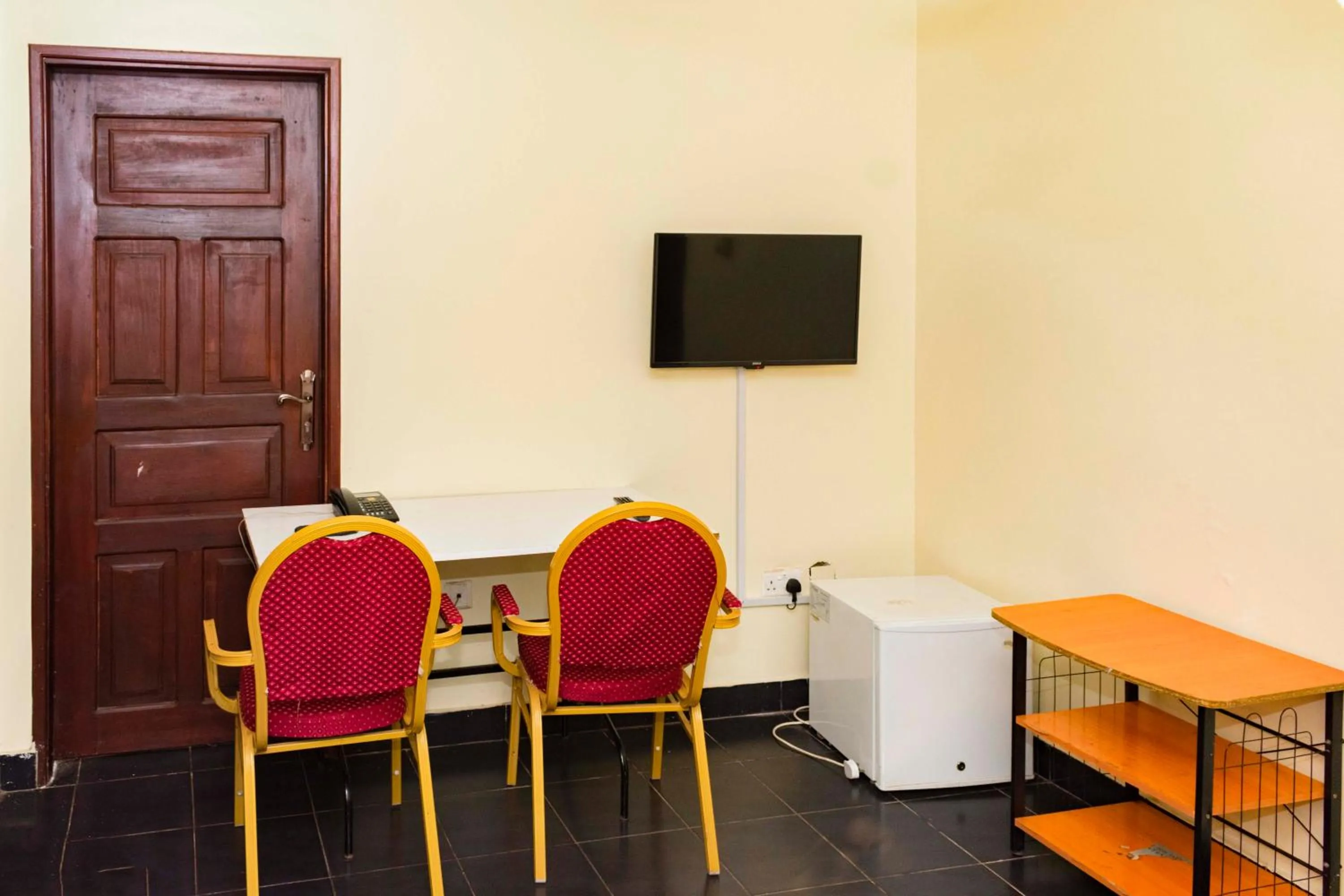 TV and multimedia in Florida Hotel Zaana Kampala