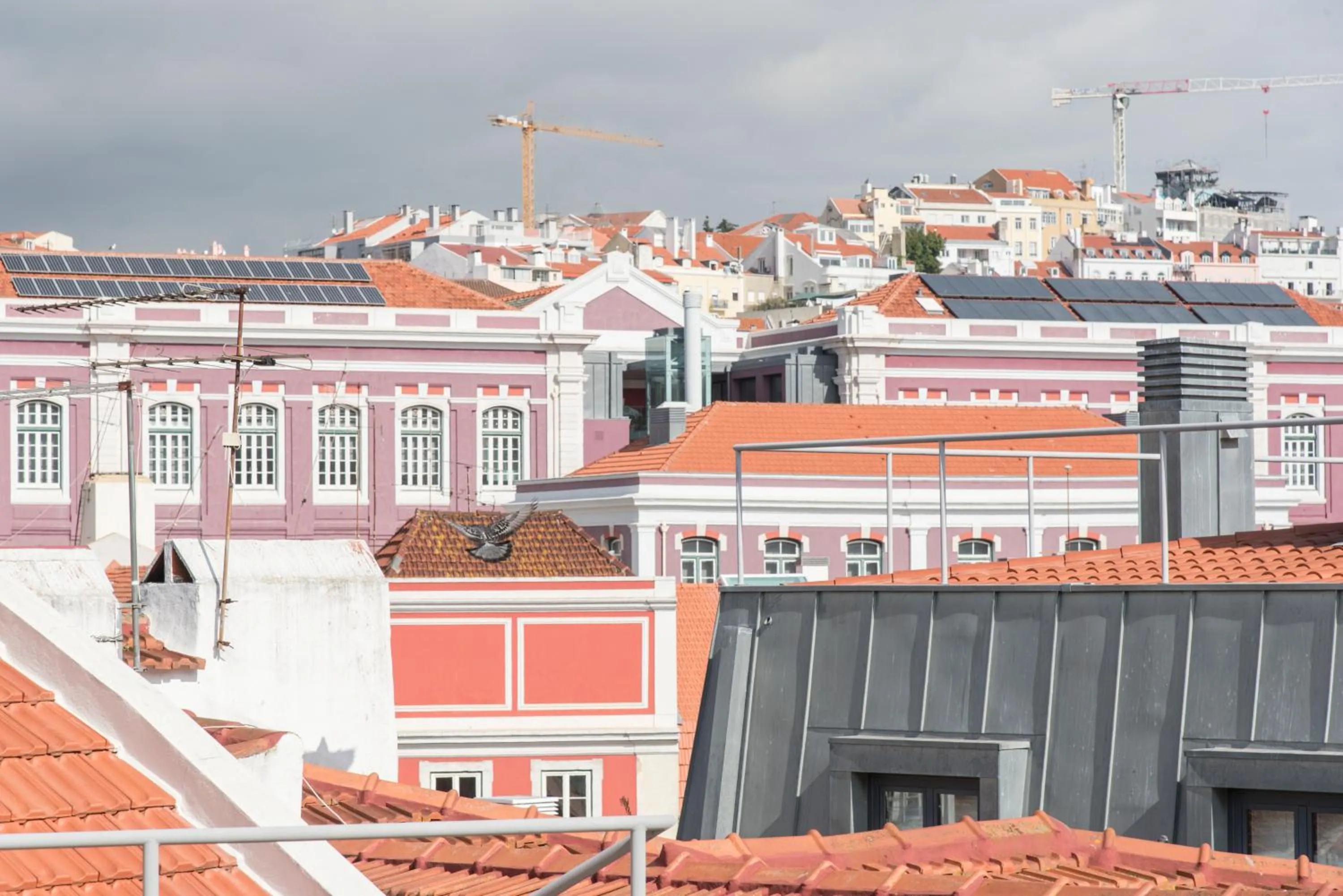 City view in Cozy apartment in Bairro Alto