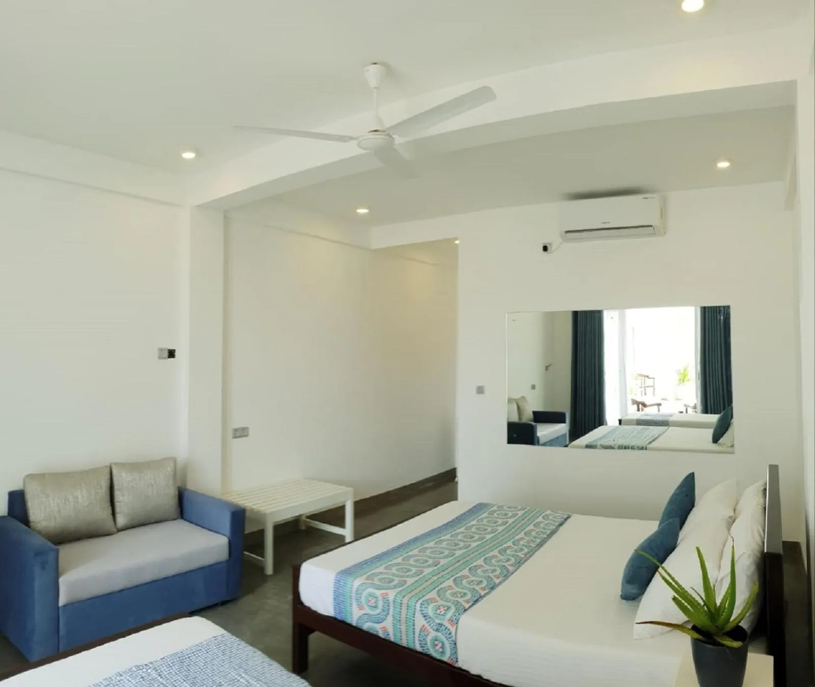 Seating area, Bed in Hotel Blue Note