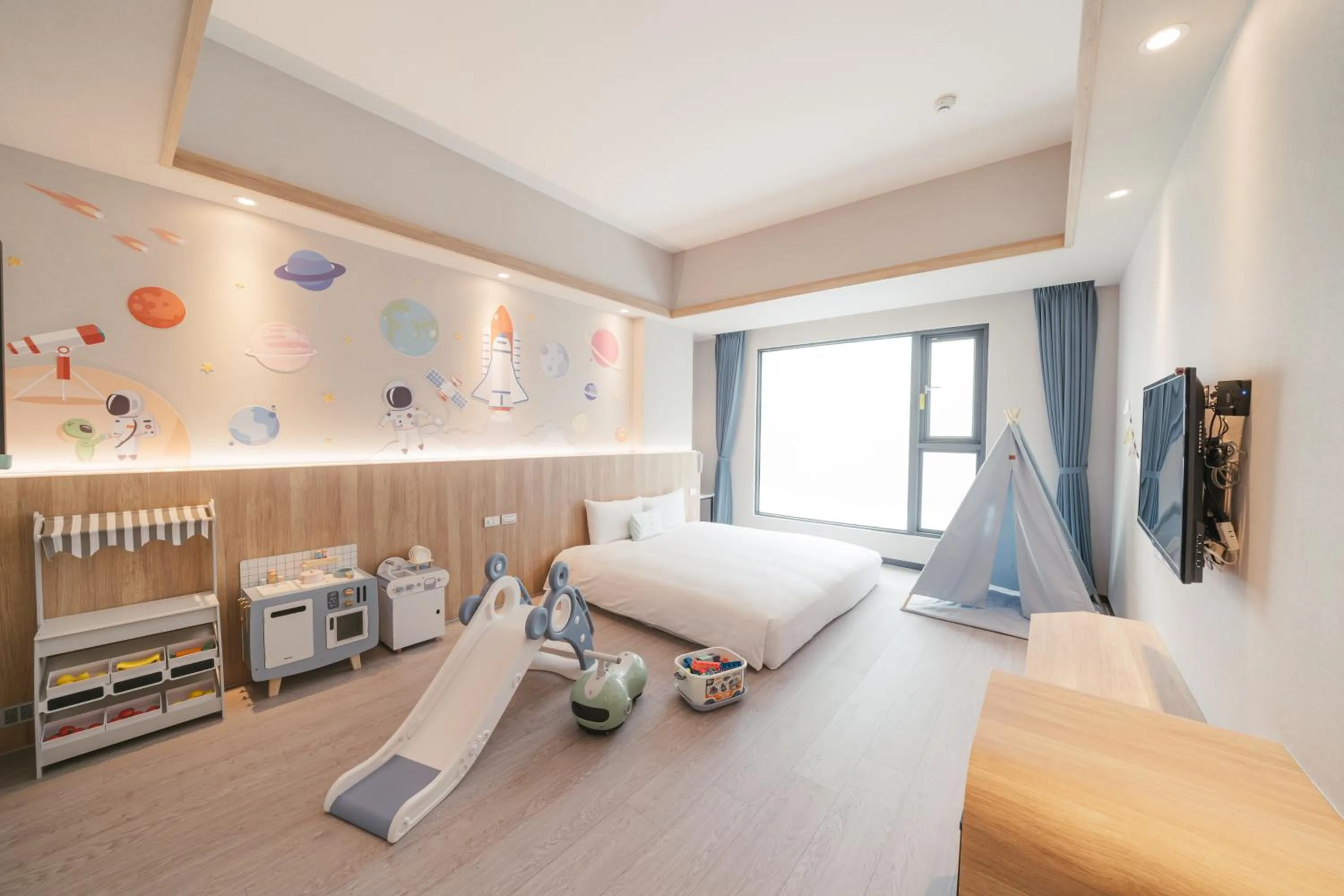 Children play ground, Bed in Hotel Liyaou