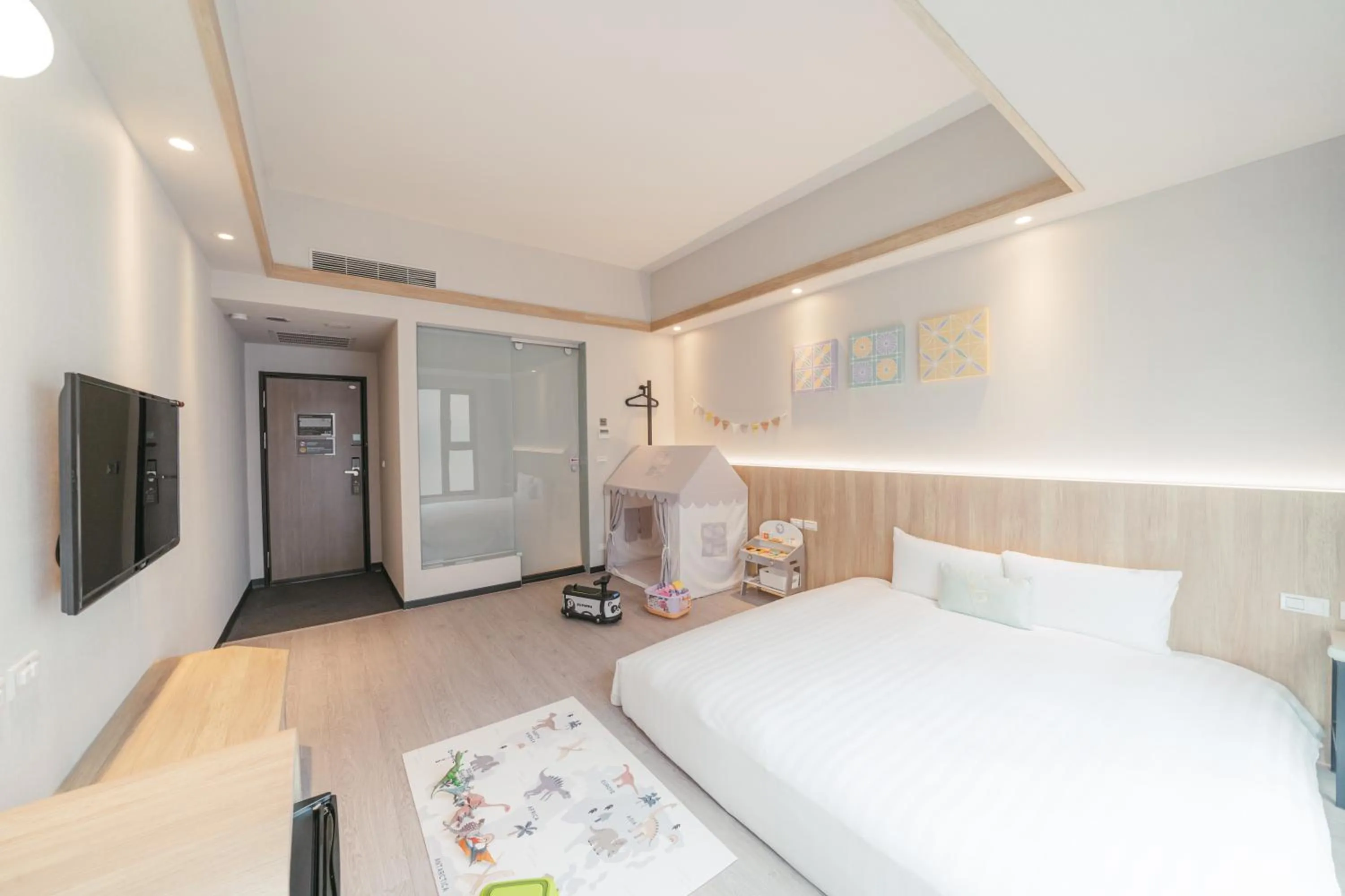 Children play ground, Bed in Hotel Liyaou