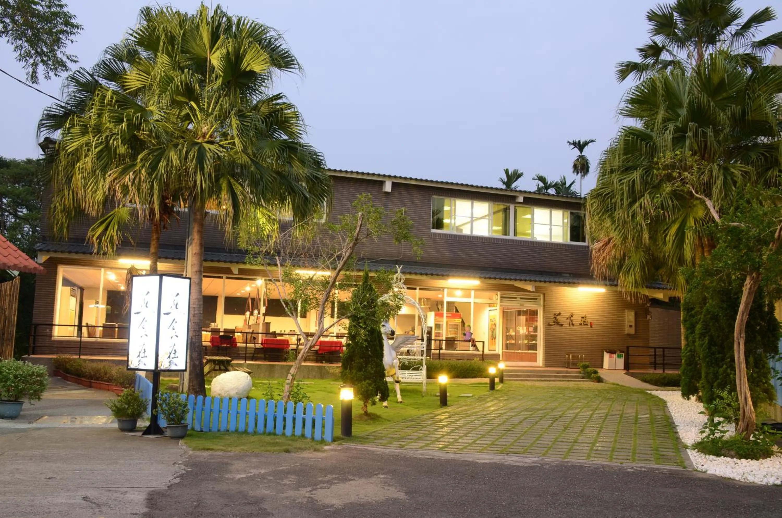 Restaurant/places to eat in Moon Villa