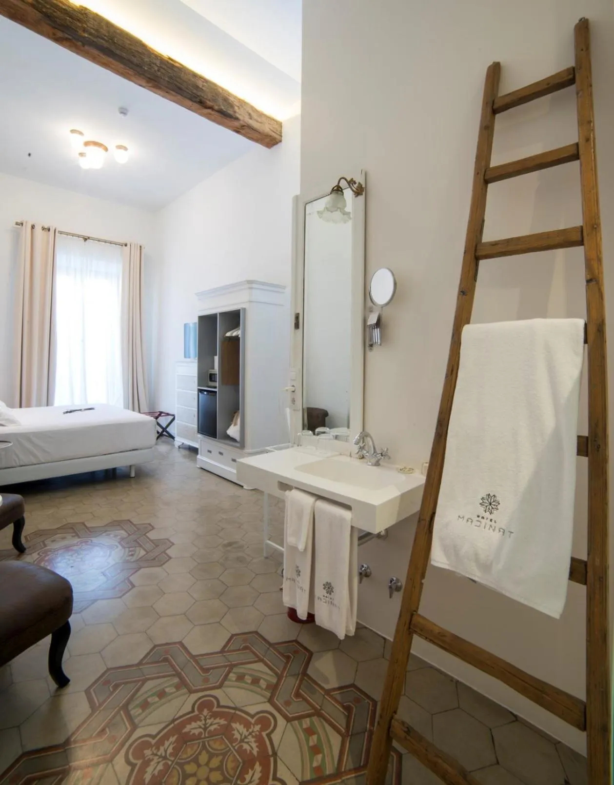 Shower, Bed in Hotel Madinat