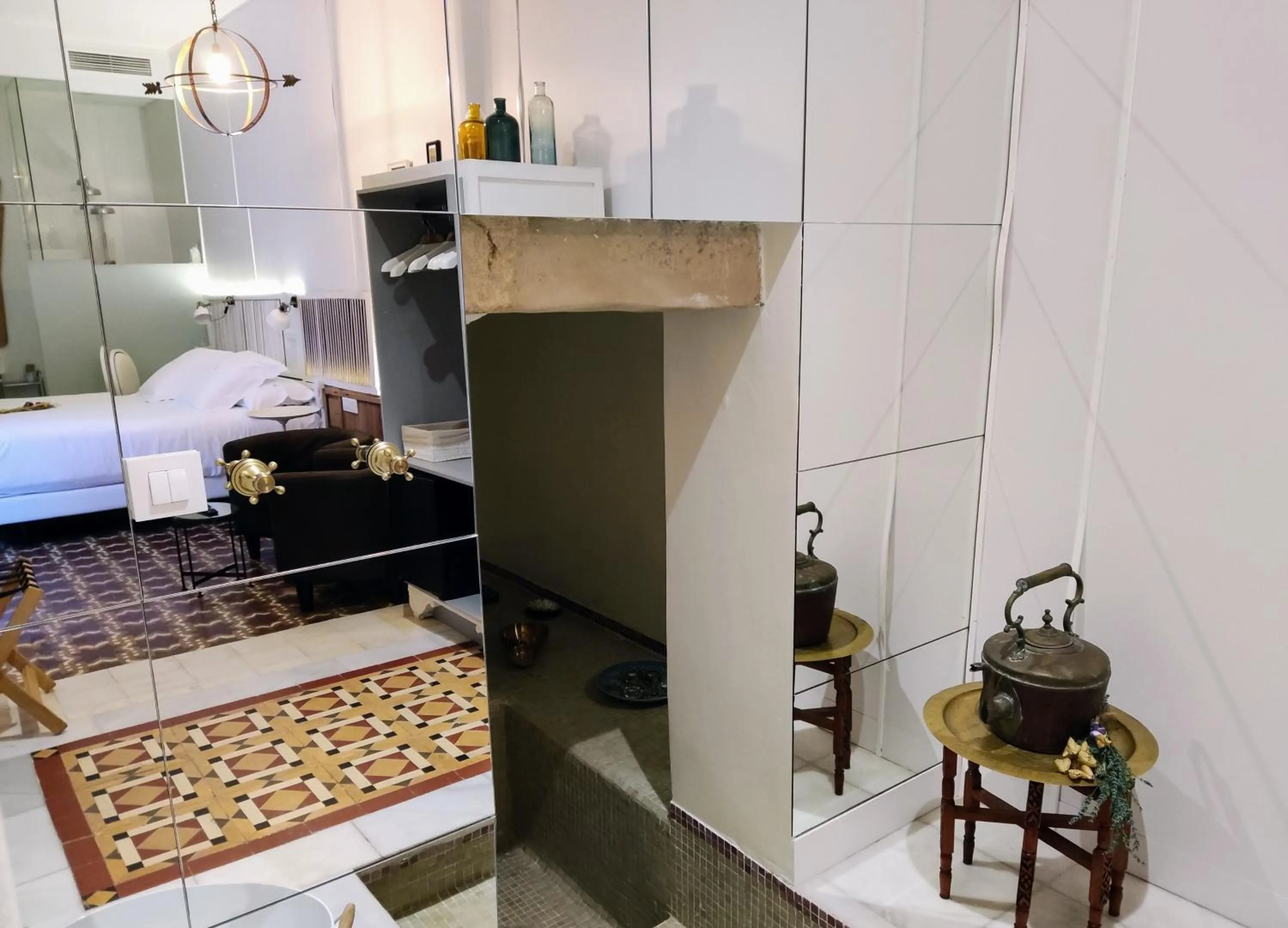 Bathroom, Bed in Hotel Madinat