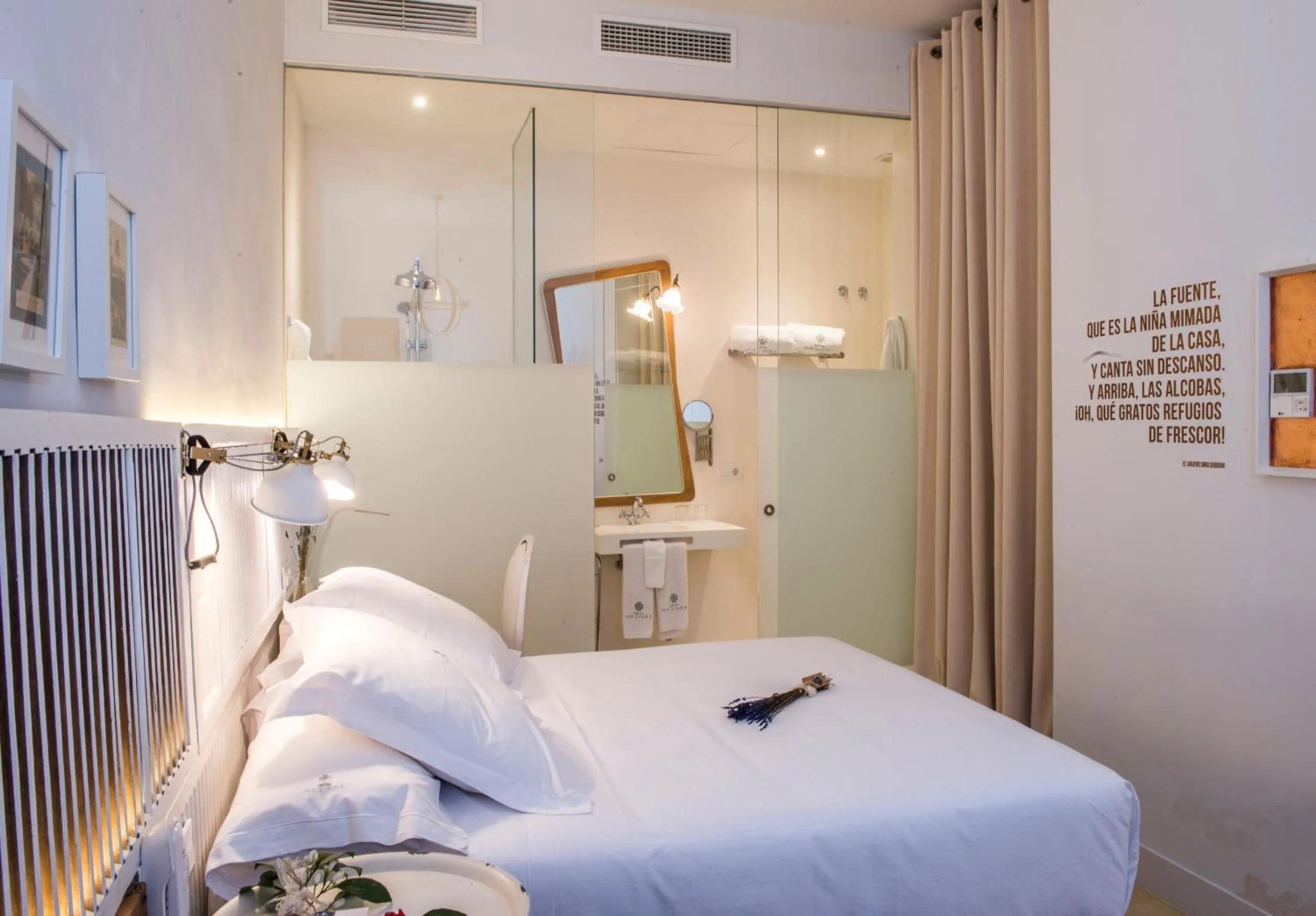 Shower, Bed in Hotel Madinat