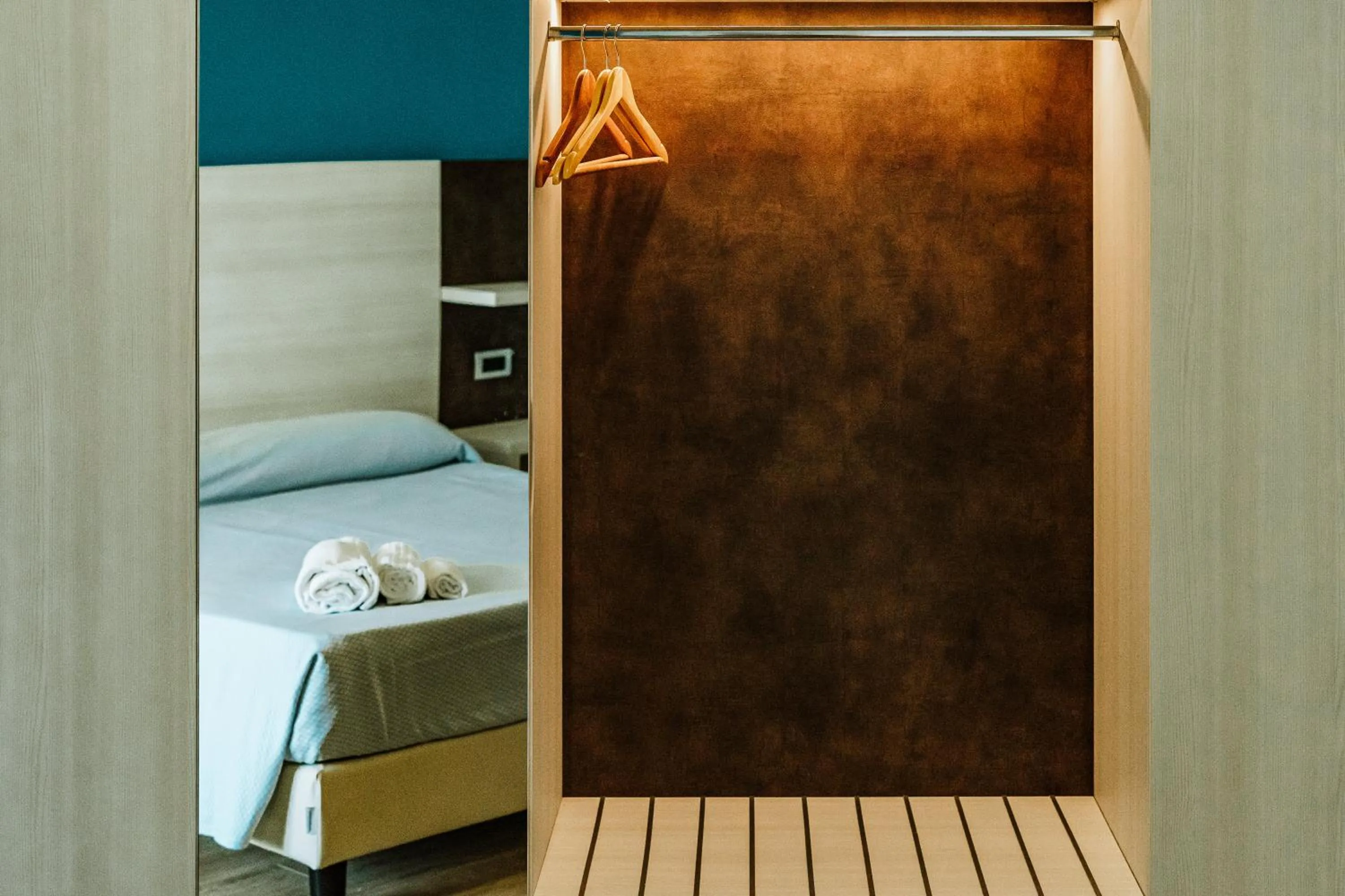 wardrobe, Bed in I Ginepri Hotel