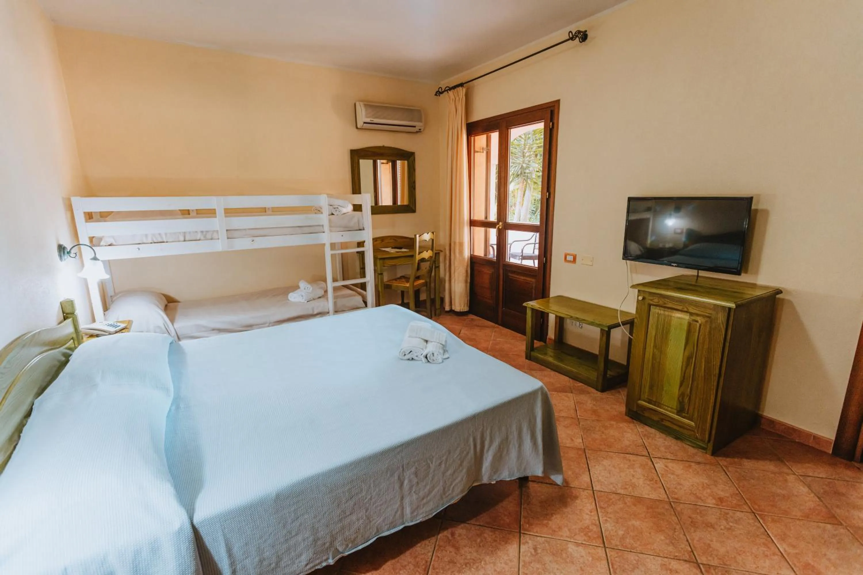 Photo of the whole room, Bed in I Ginepri Hotel