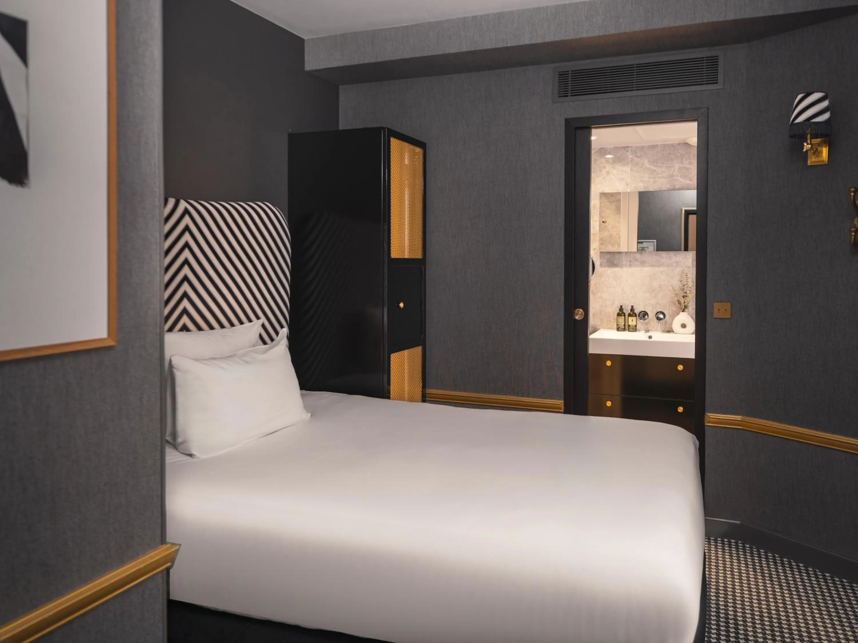 Bedroom, Bed in Snob Hotel