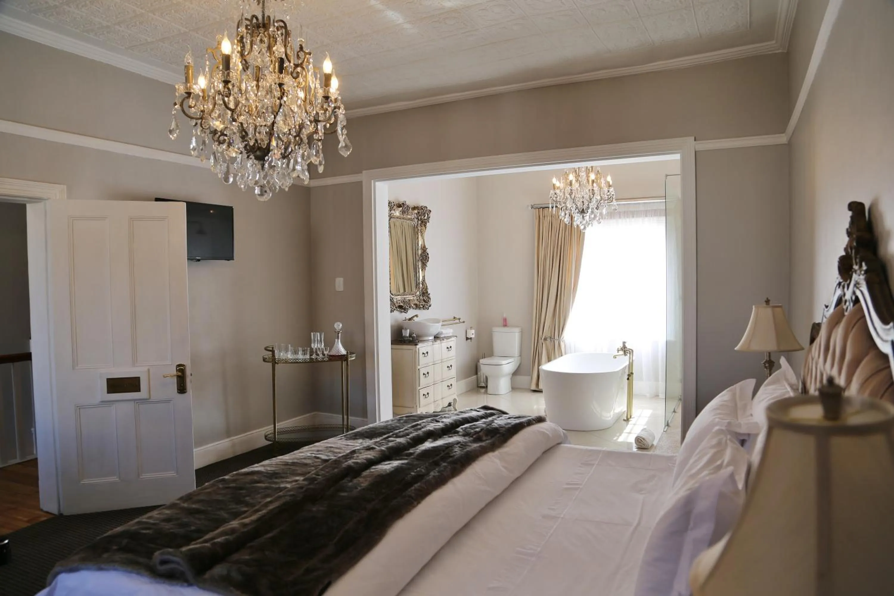 Photo of the whole room, Bed in The Kingsman boutique Hotel