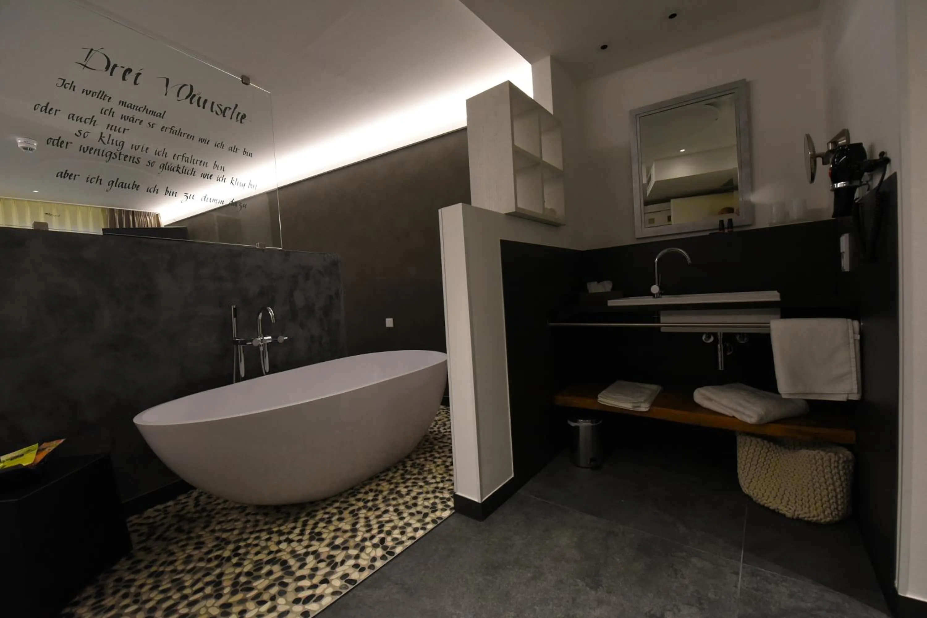 Photo of the whole room in Höll am Main