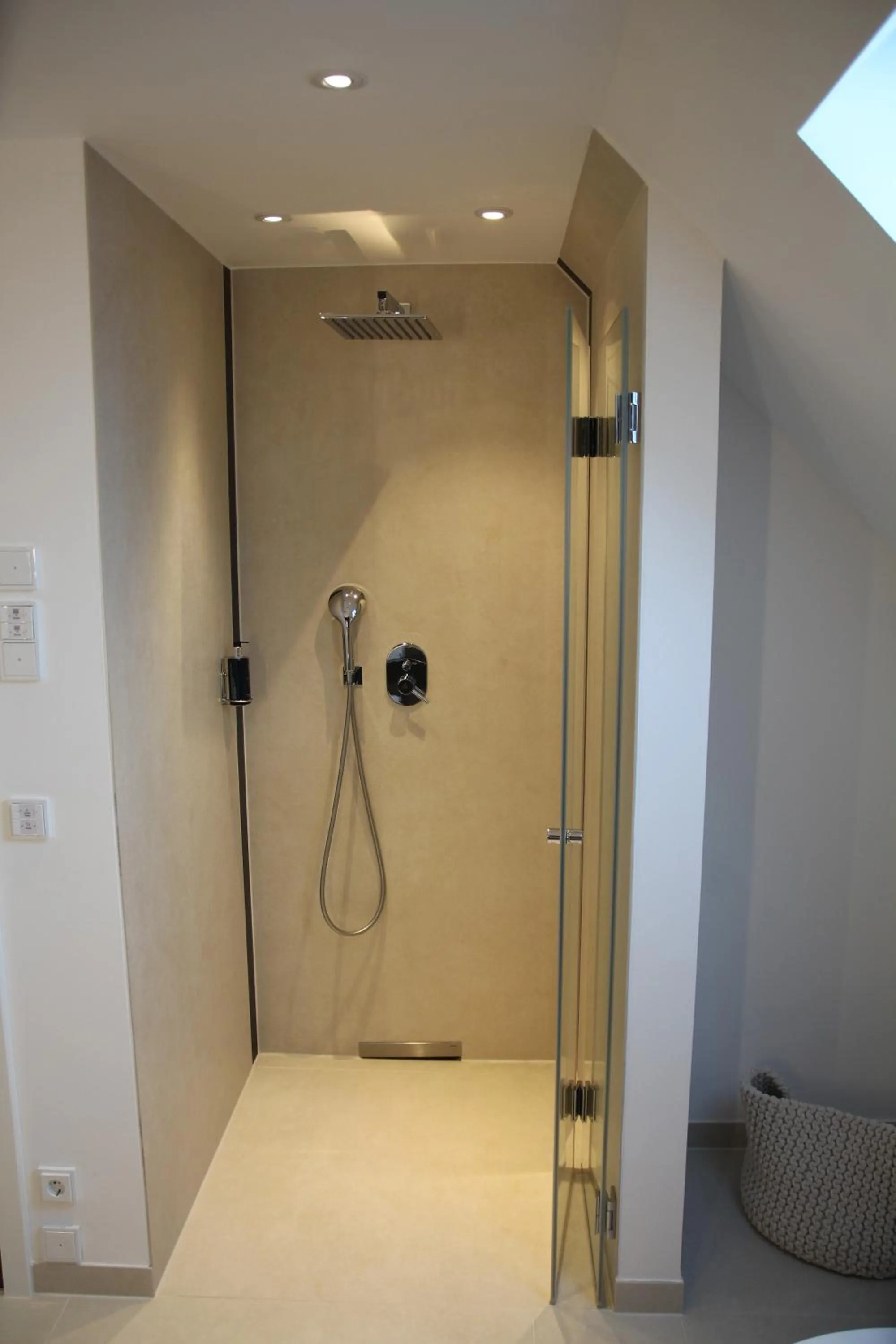 Shower in Höll am Main