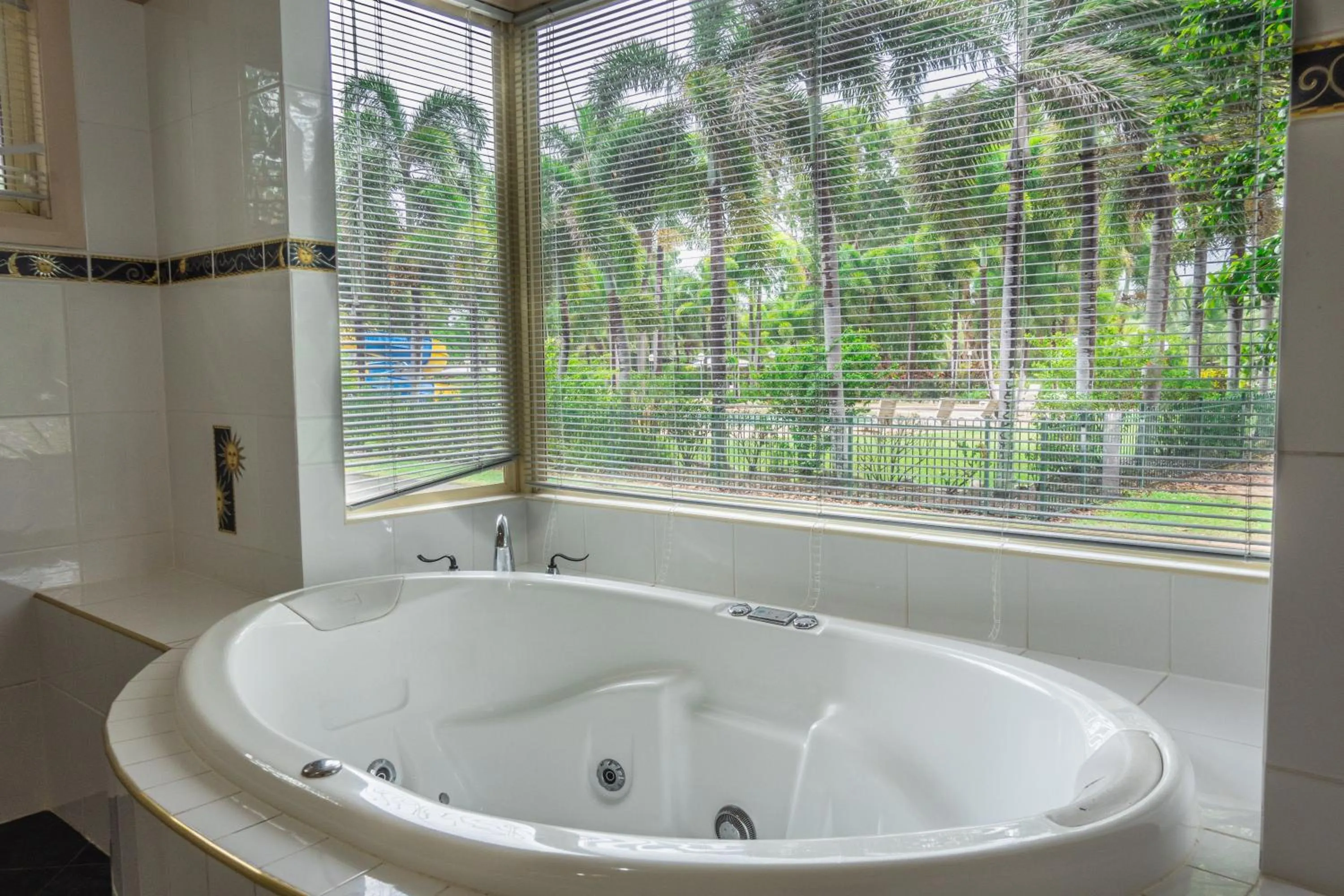 Hot Tub in Tasman Holiday Parks - Rollingstone