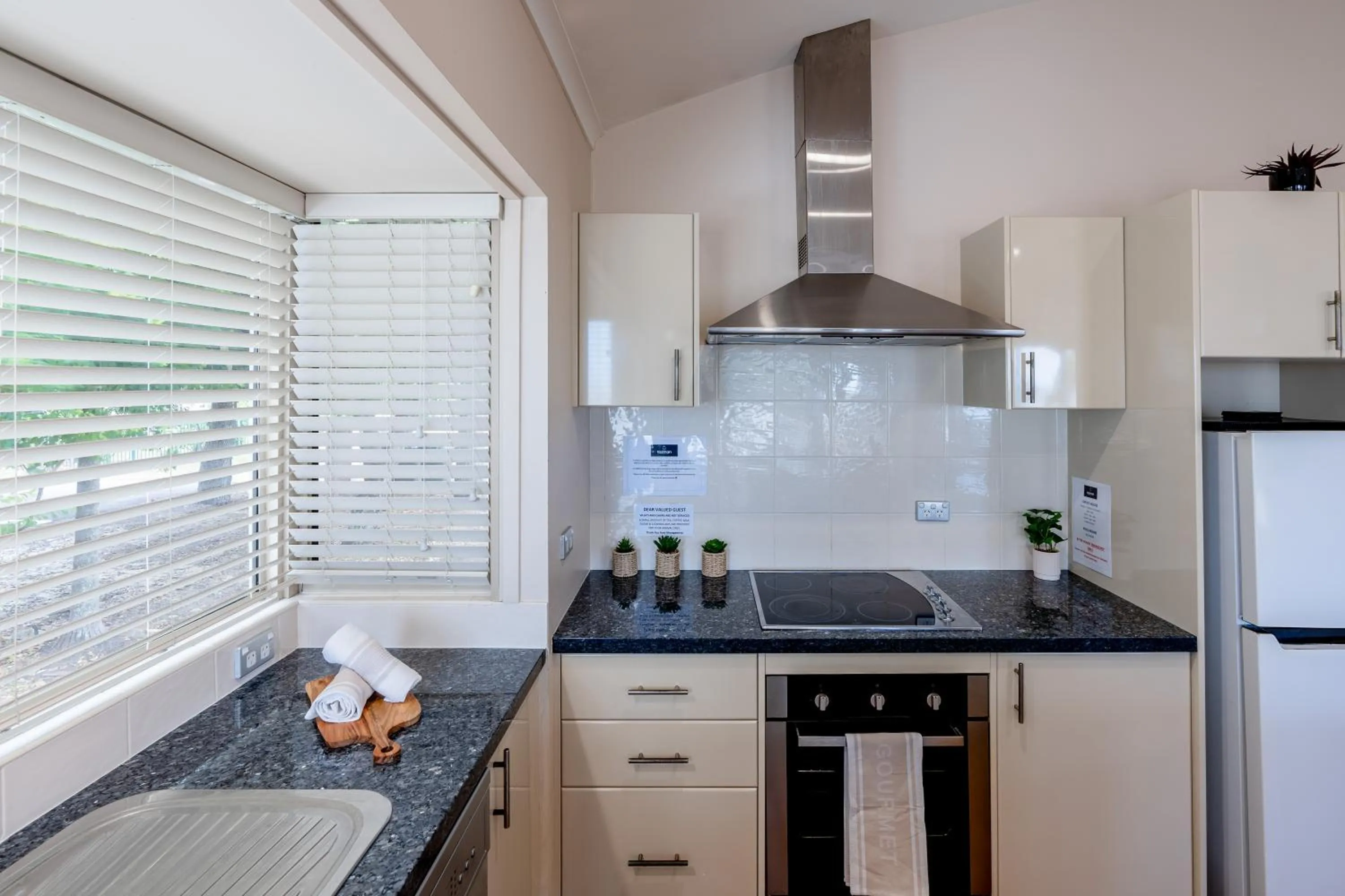 Kitchen or kitchenette in Tasman Holiday Parks - Rollingstone