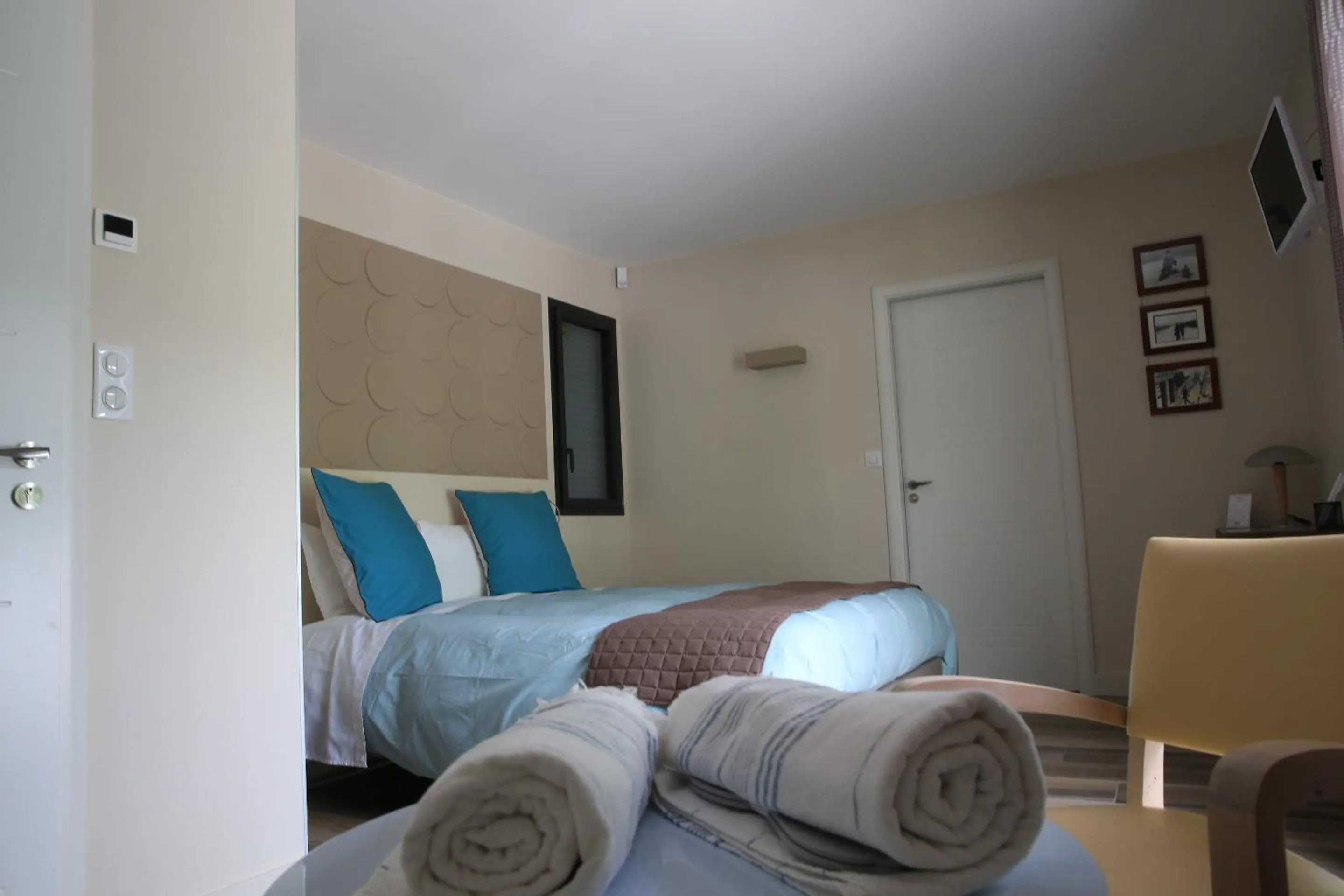 Bedroom, Bed in Maison Cube