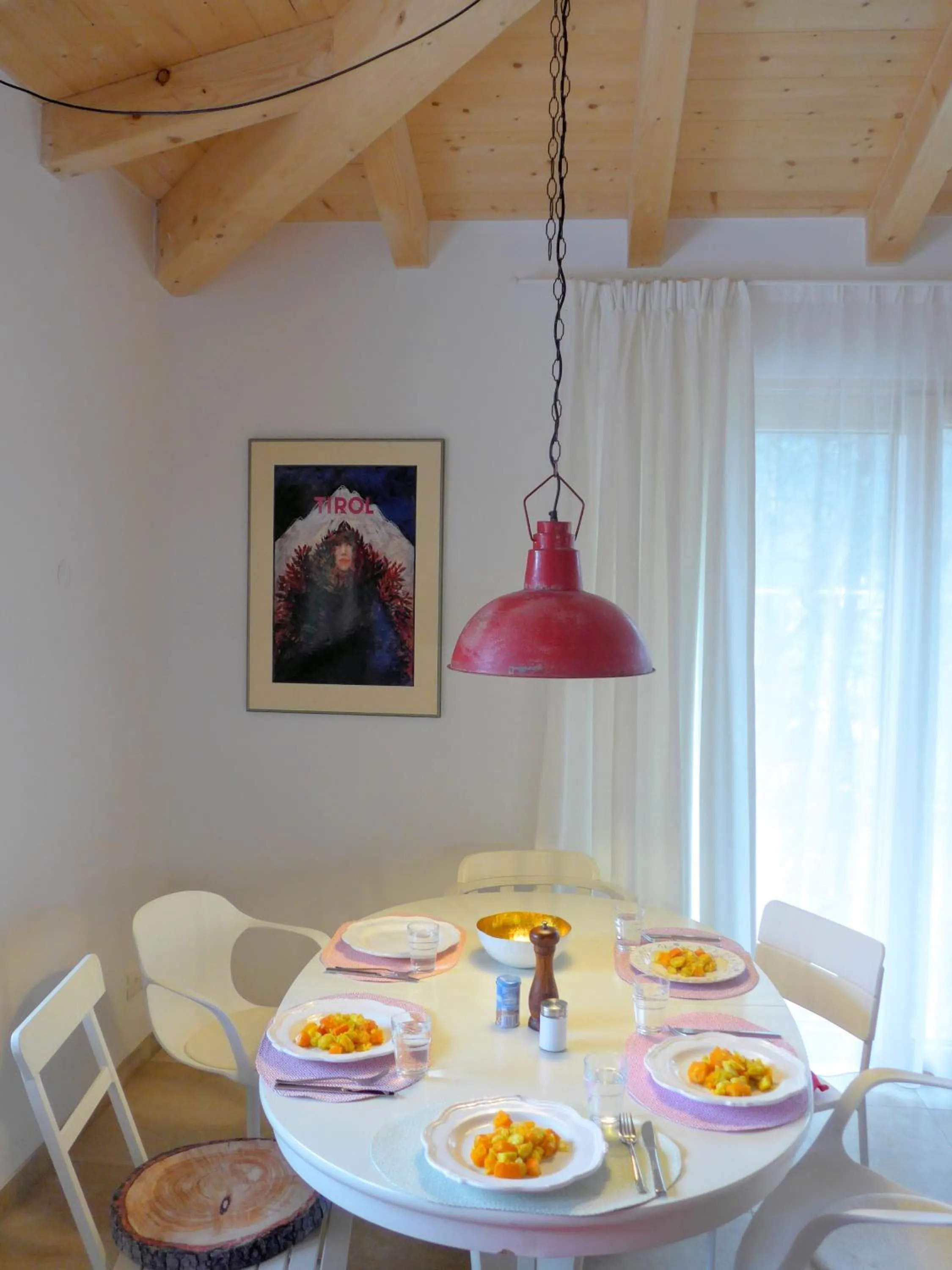 Dining area in Modernes Chalet mit Terrasse und Parkplatz in den Alpen