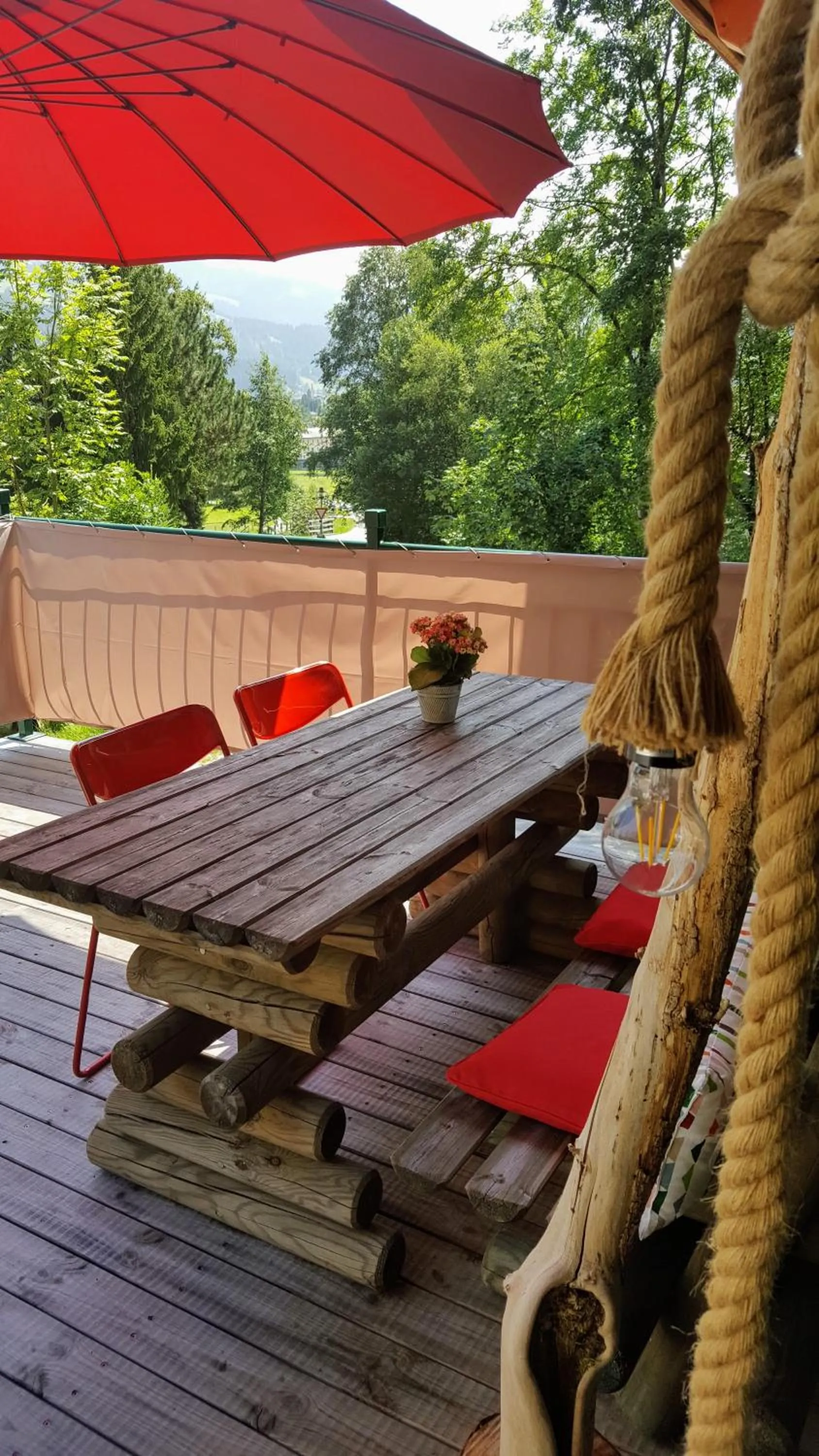 Balcony/Terrace in Modernes Chalet mit Terrasse und Parkplatz in den Alpen