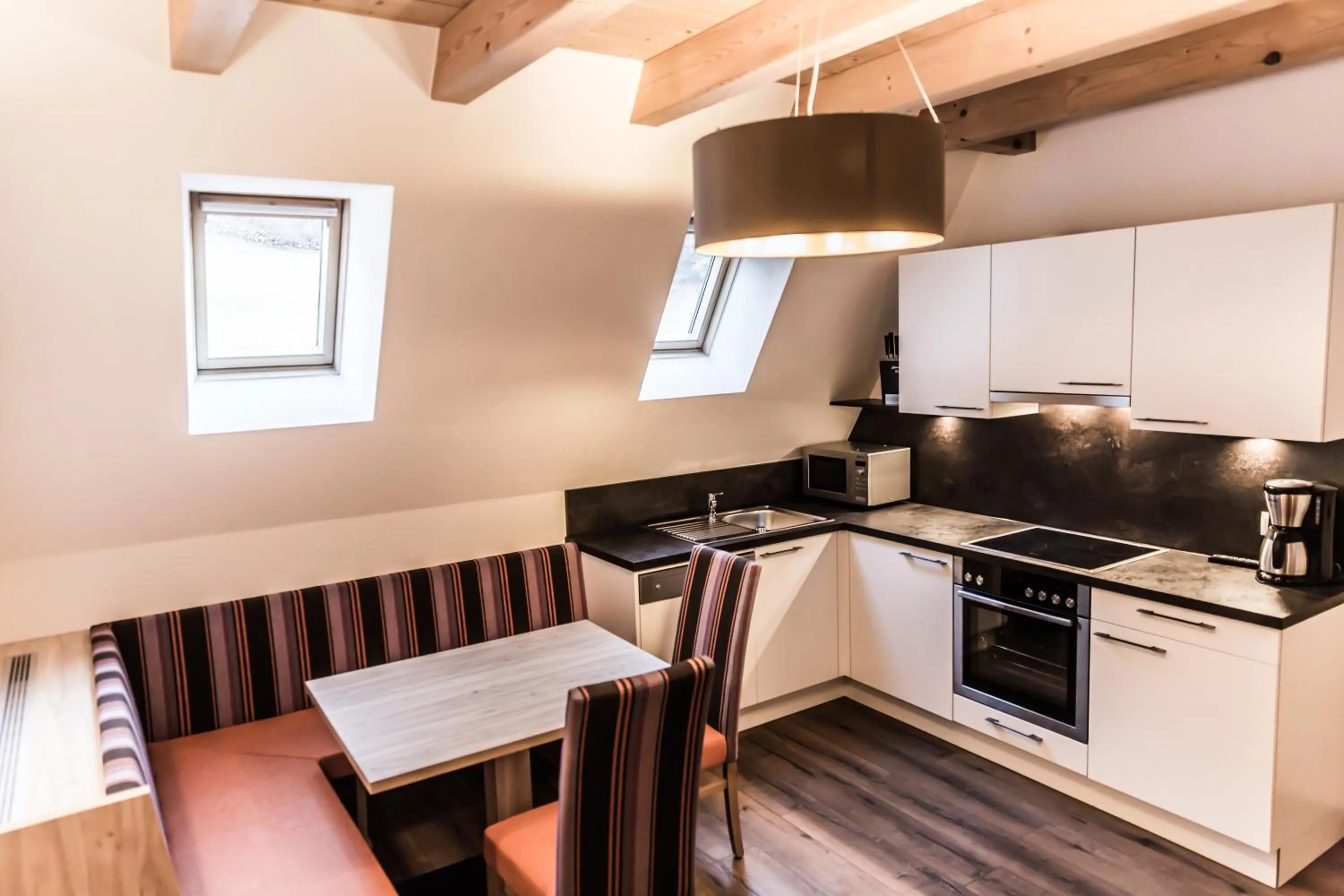 Kitchen or kitchenette in A Casa Smaragd Appartements