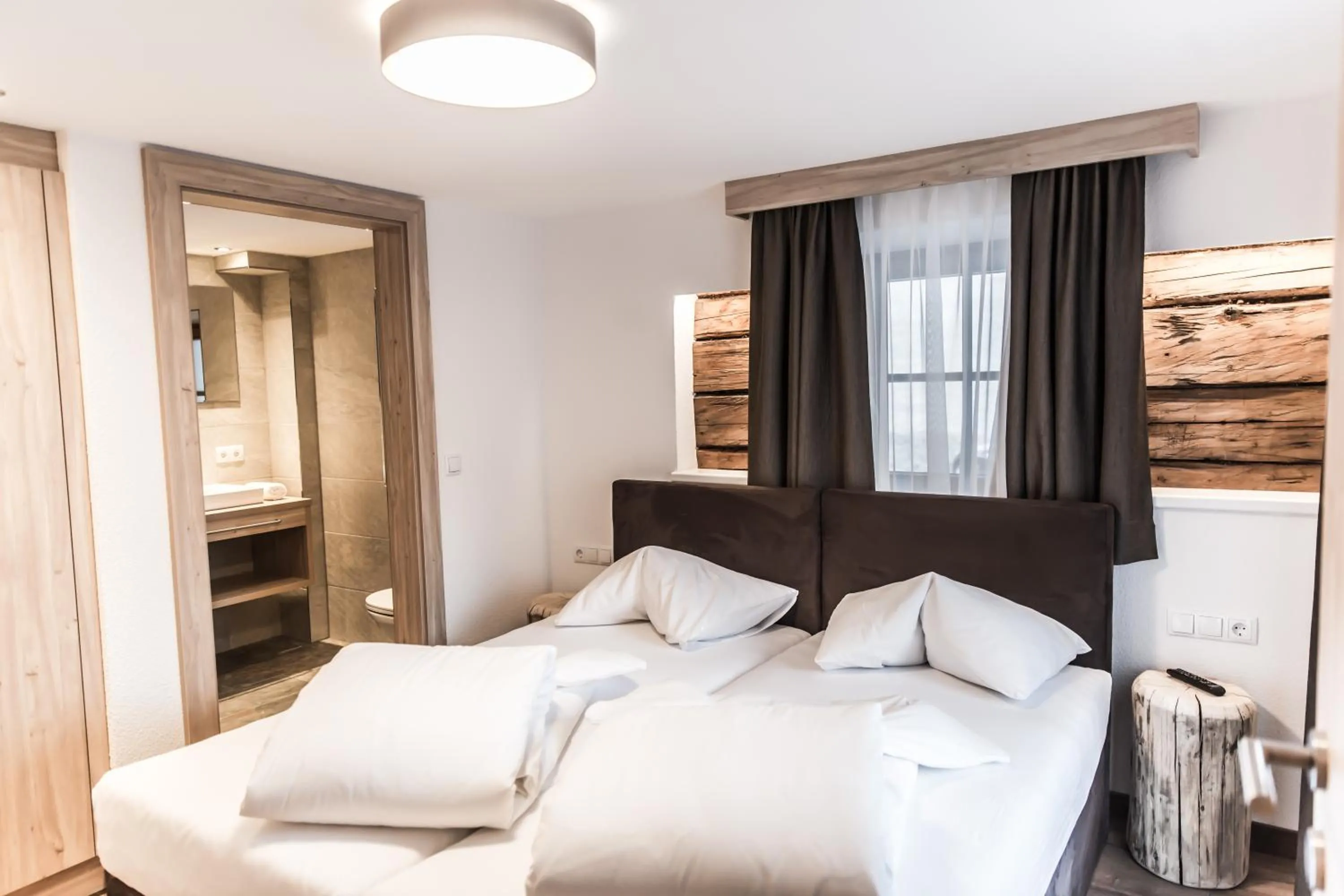 Bathroom, Bed in A Casa Smaragd Appartements