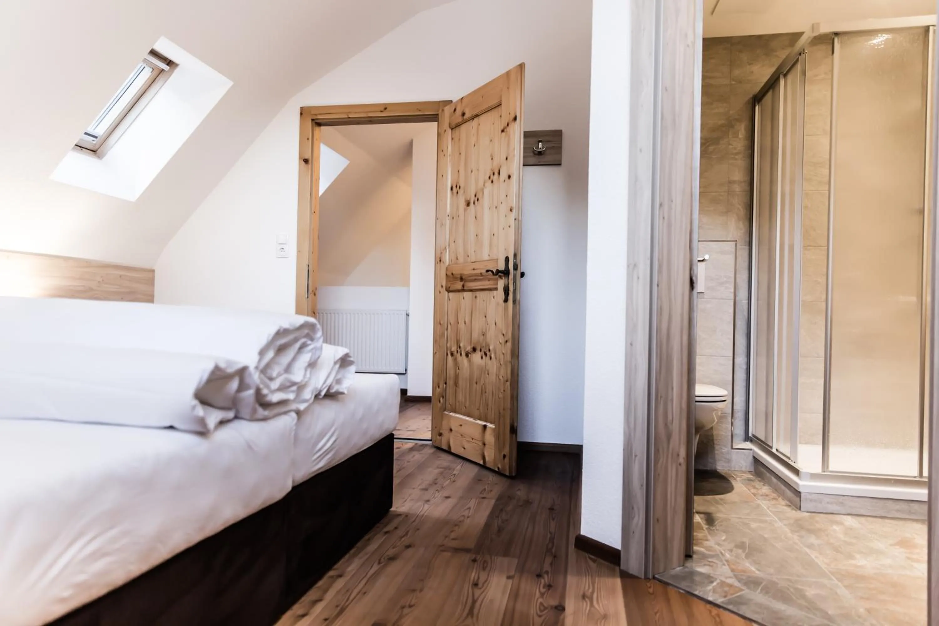 Bathroom, Bed in A Casa Smaragd Appartements
