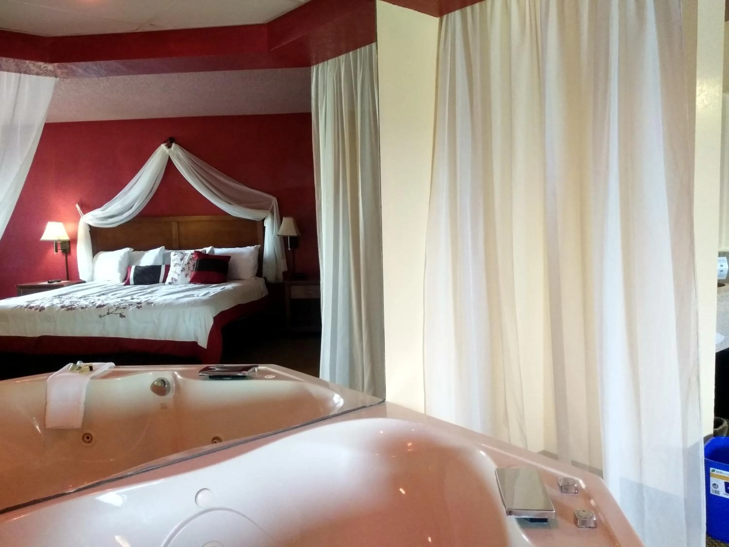 Bed in Madelia Hotel & Suites