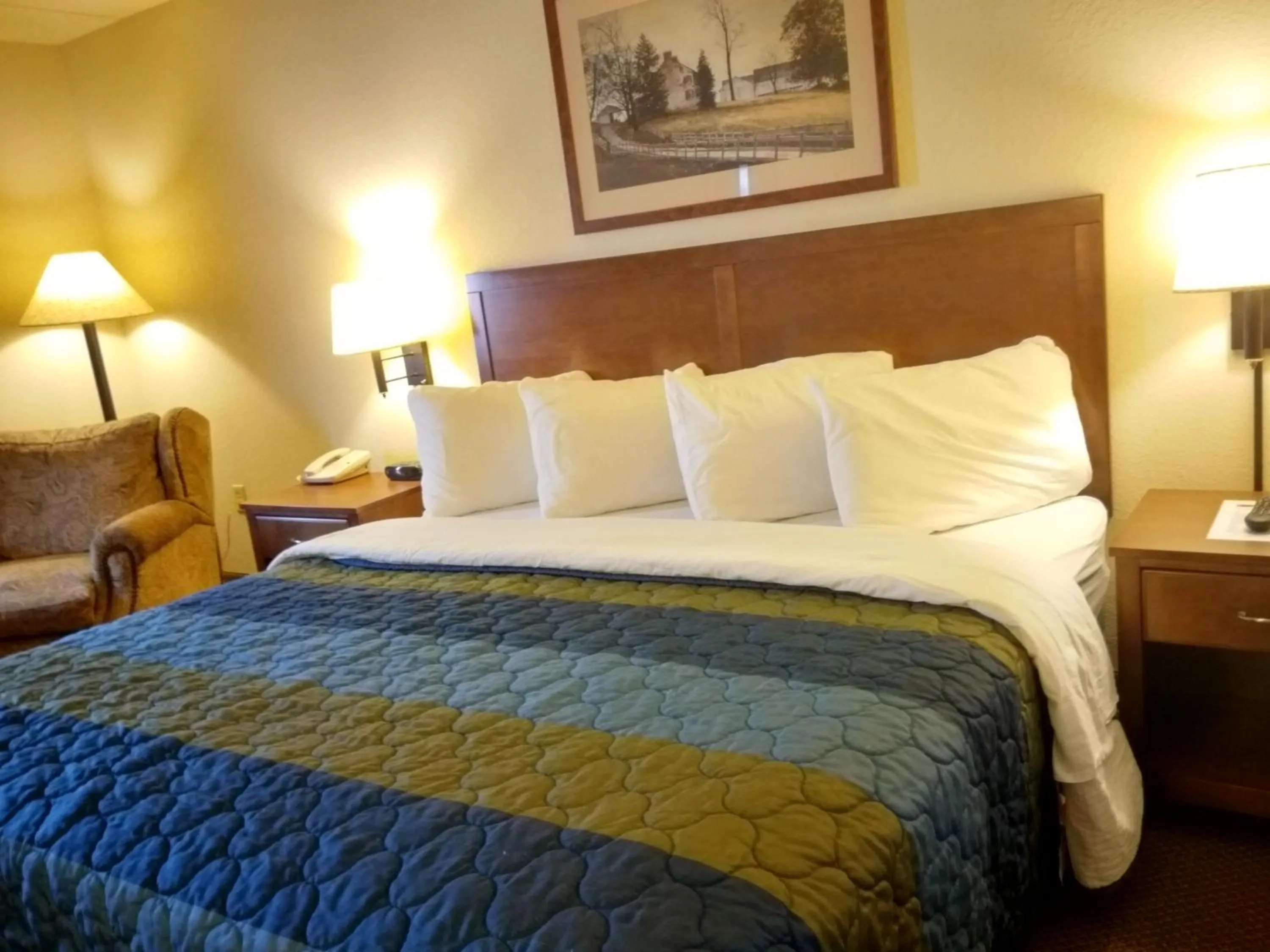 Bed in Madelia Hotel & Suites