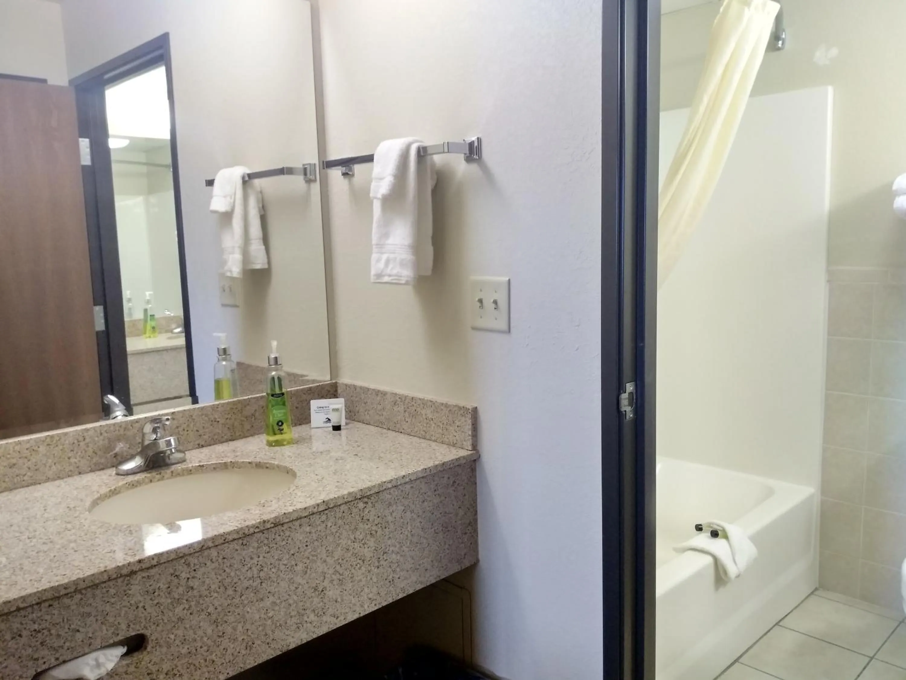 Madelia Hotel & Suites