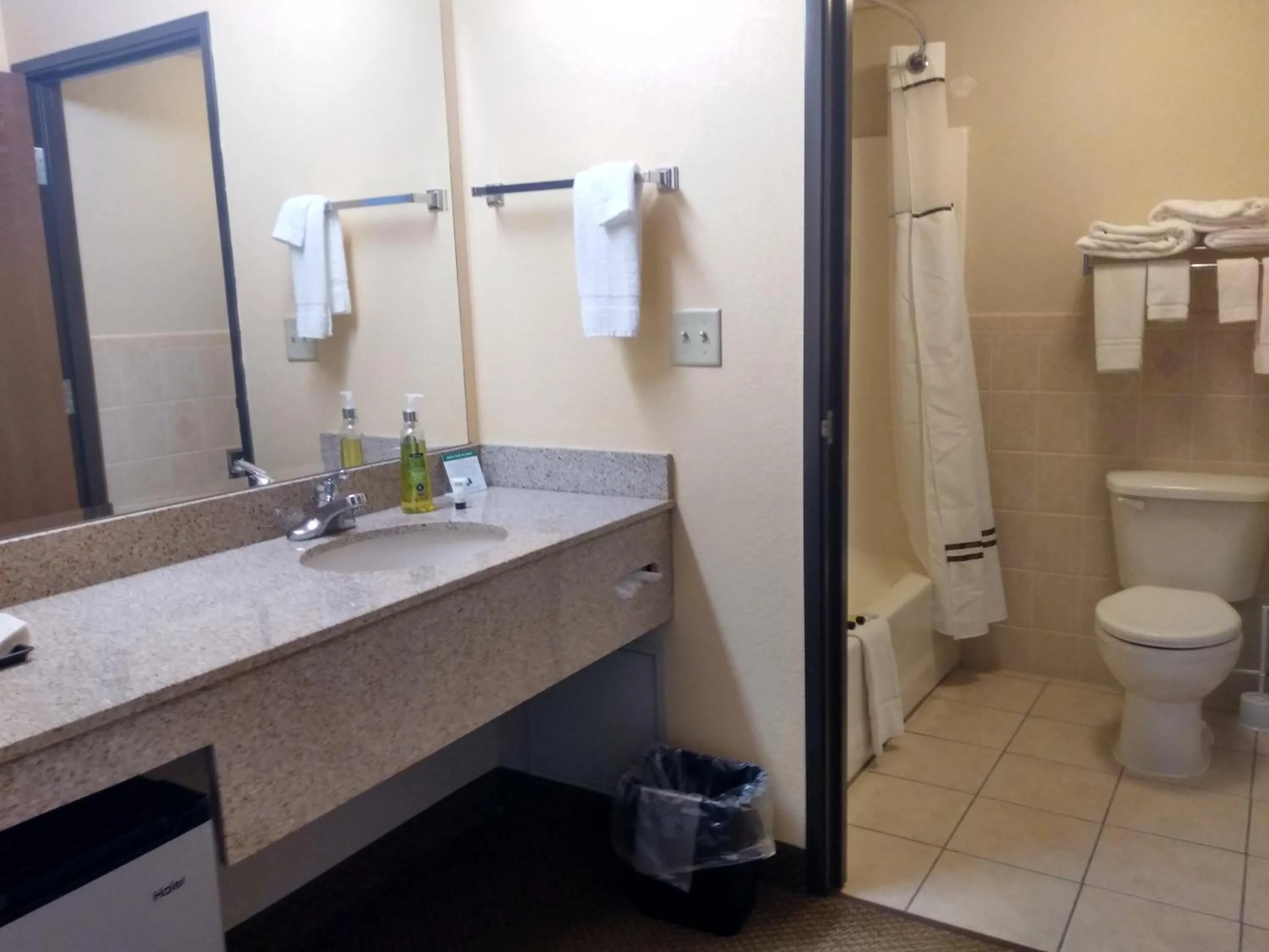 Madelia Hotel & Suites