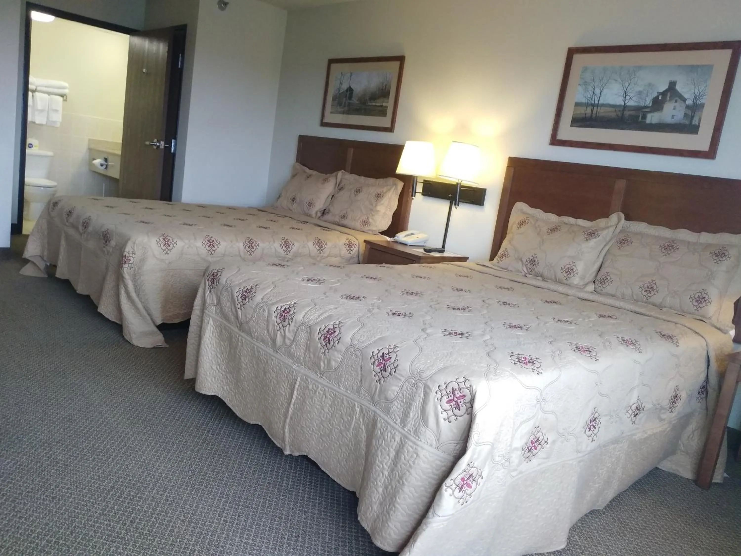 Bed in Madelia Hotel & Suites